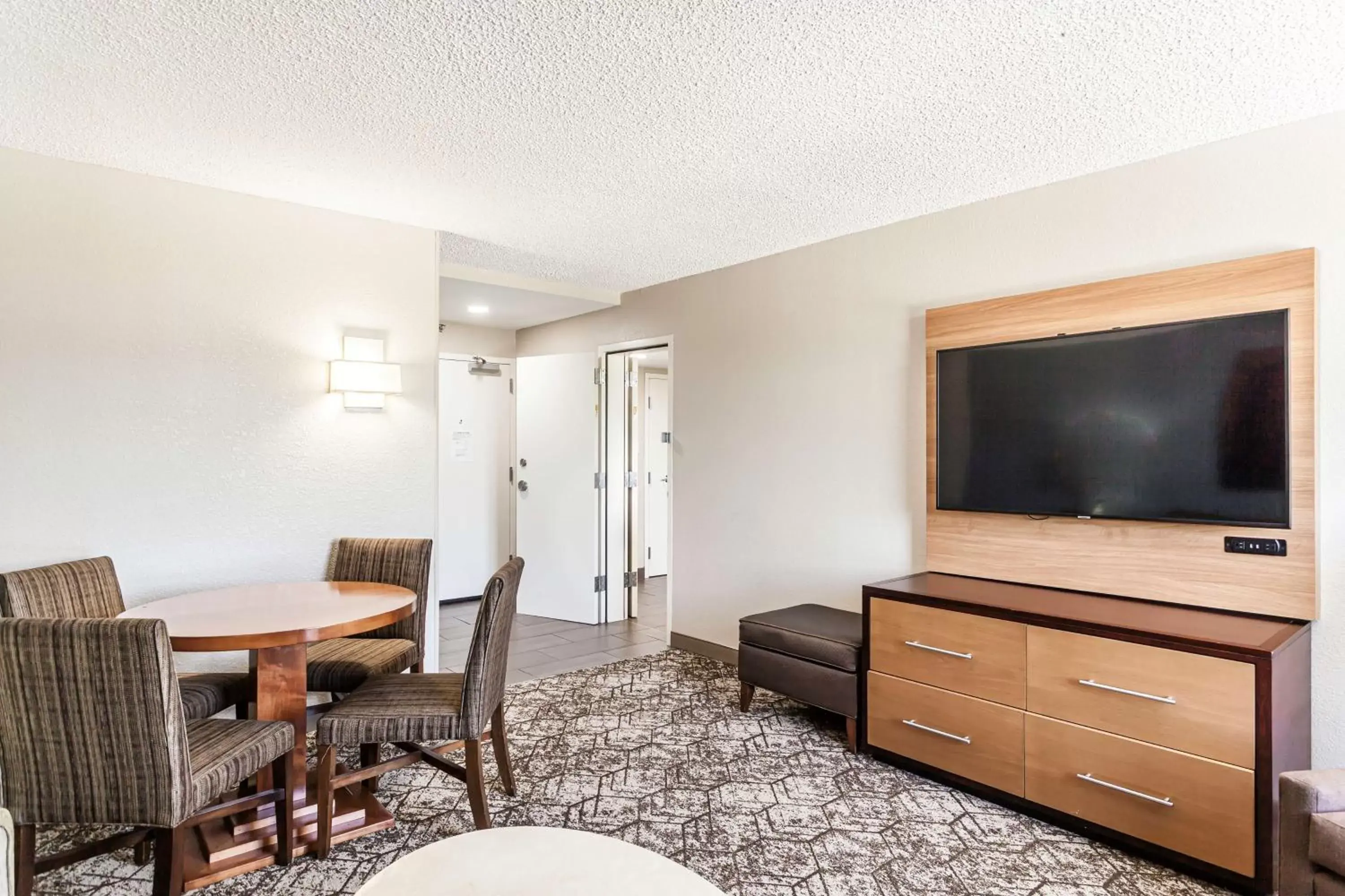 Bedroom, TV/Entertainment Center in DoubleTree by Hilton Memphis