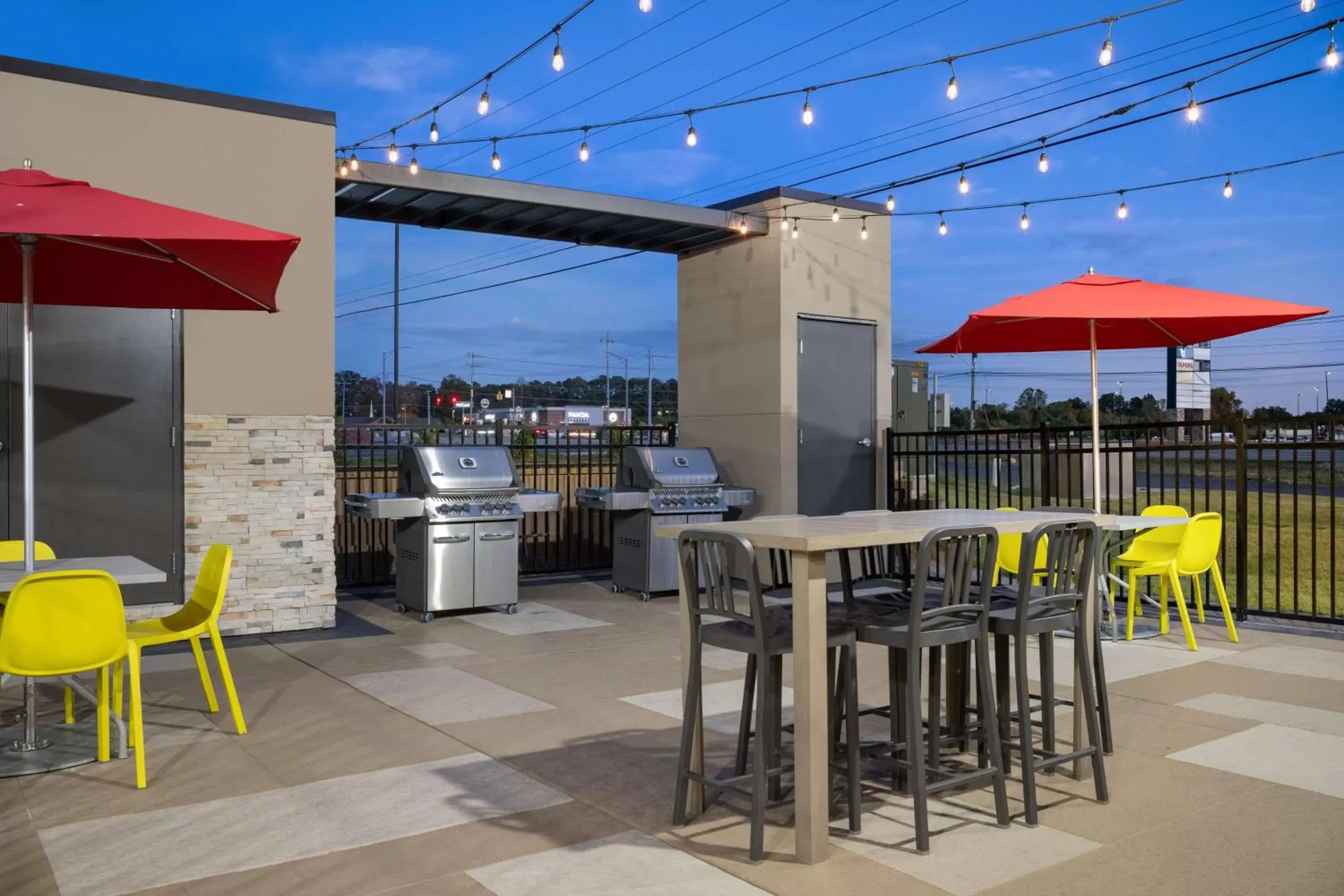 Dining area in Home2 Suites By Hilton Cullman