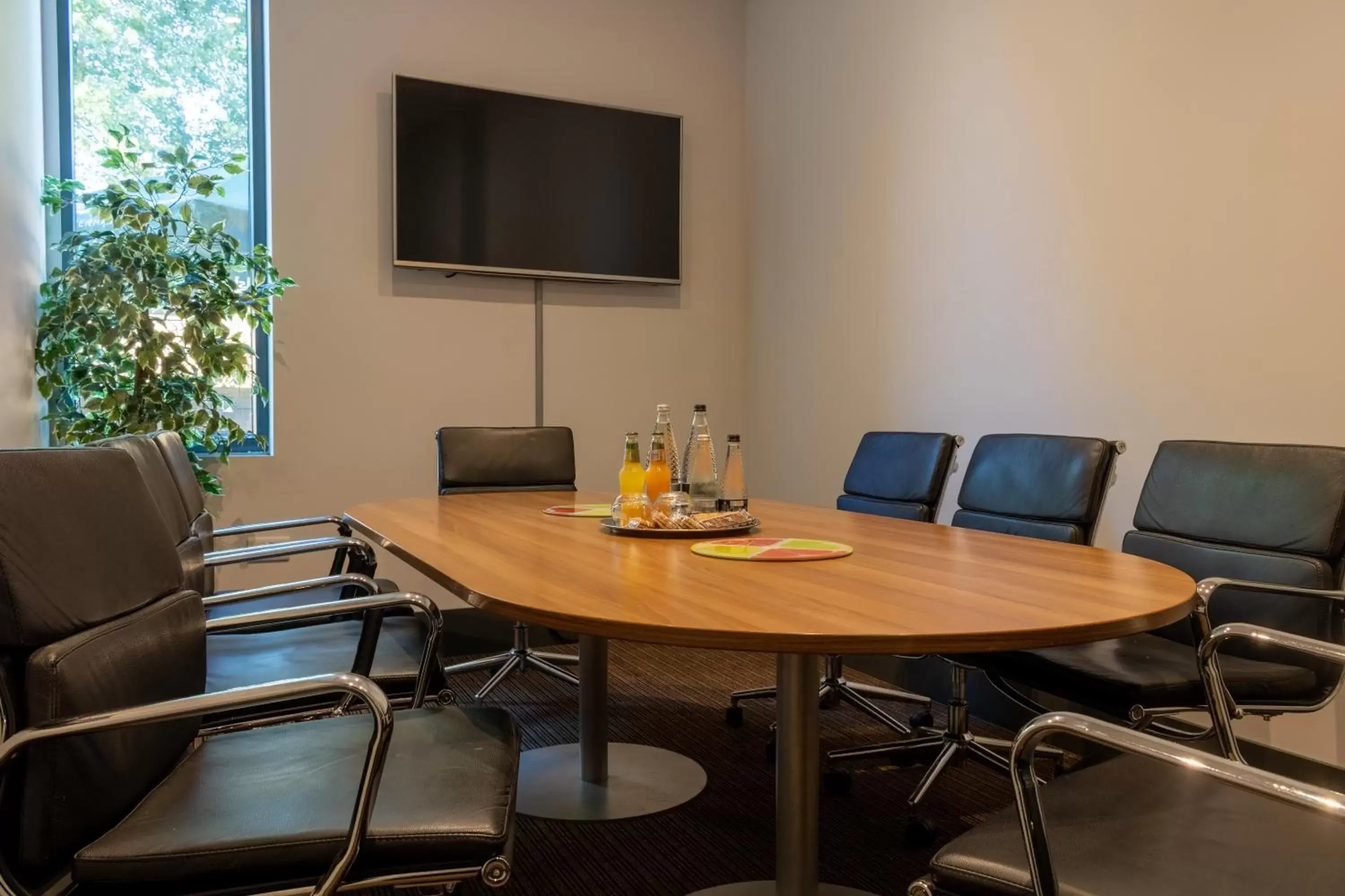 Meeting/conference room, TV/Entertainment Center in London City Airport Hotel