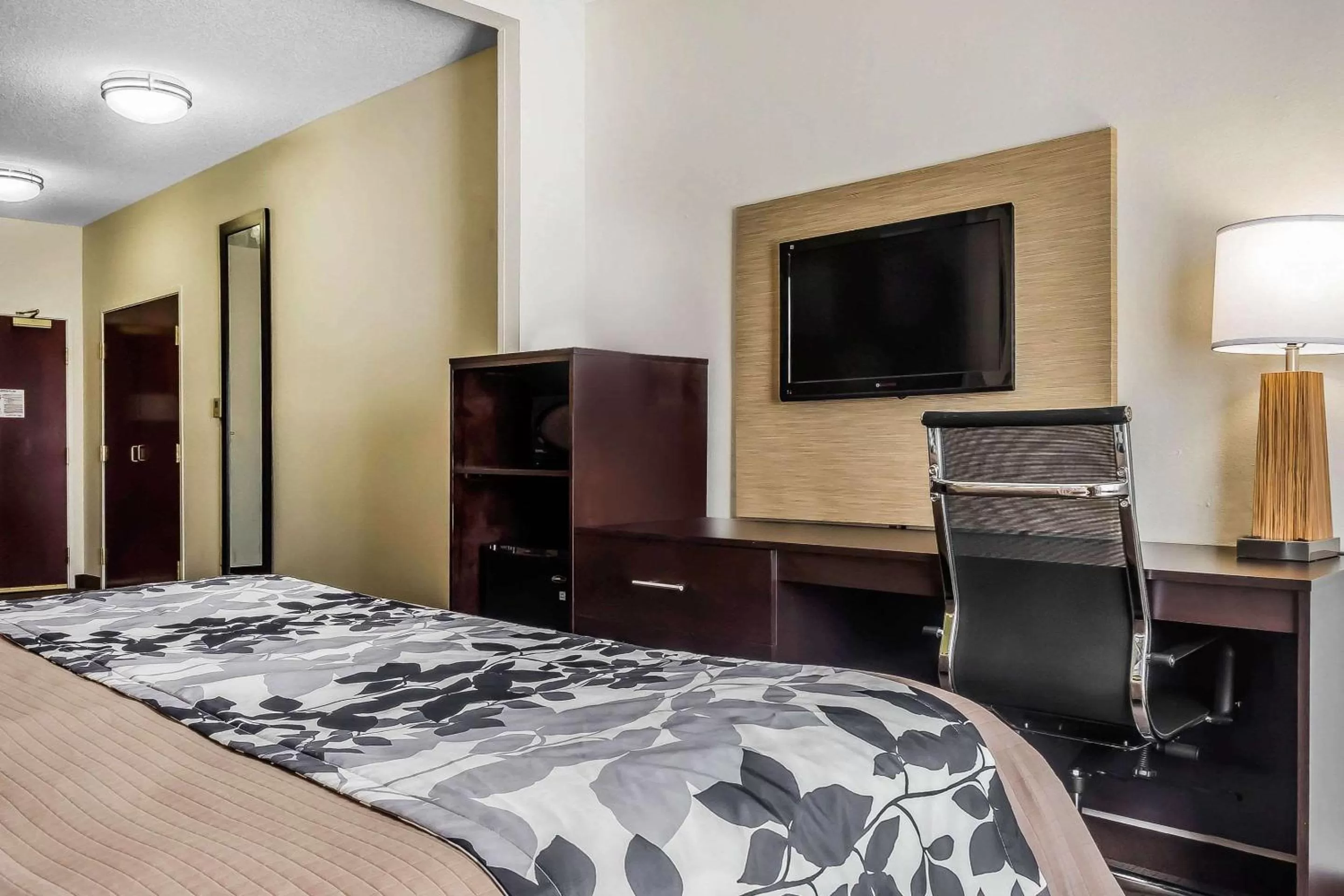 Photo of the whole room, Bed in Sleep Inn & Suites Dothan North