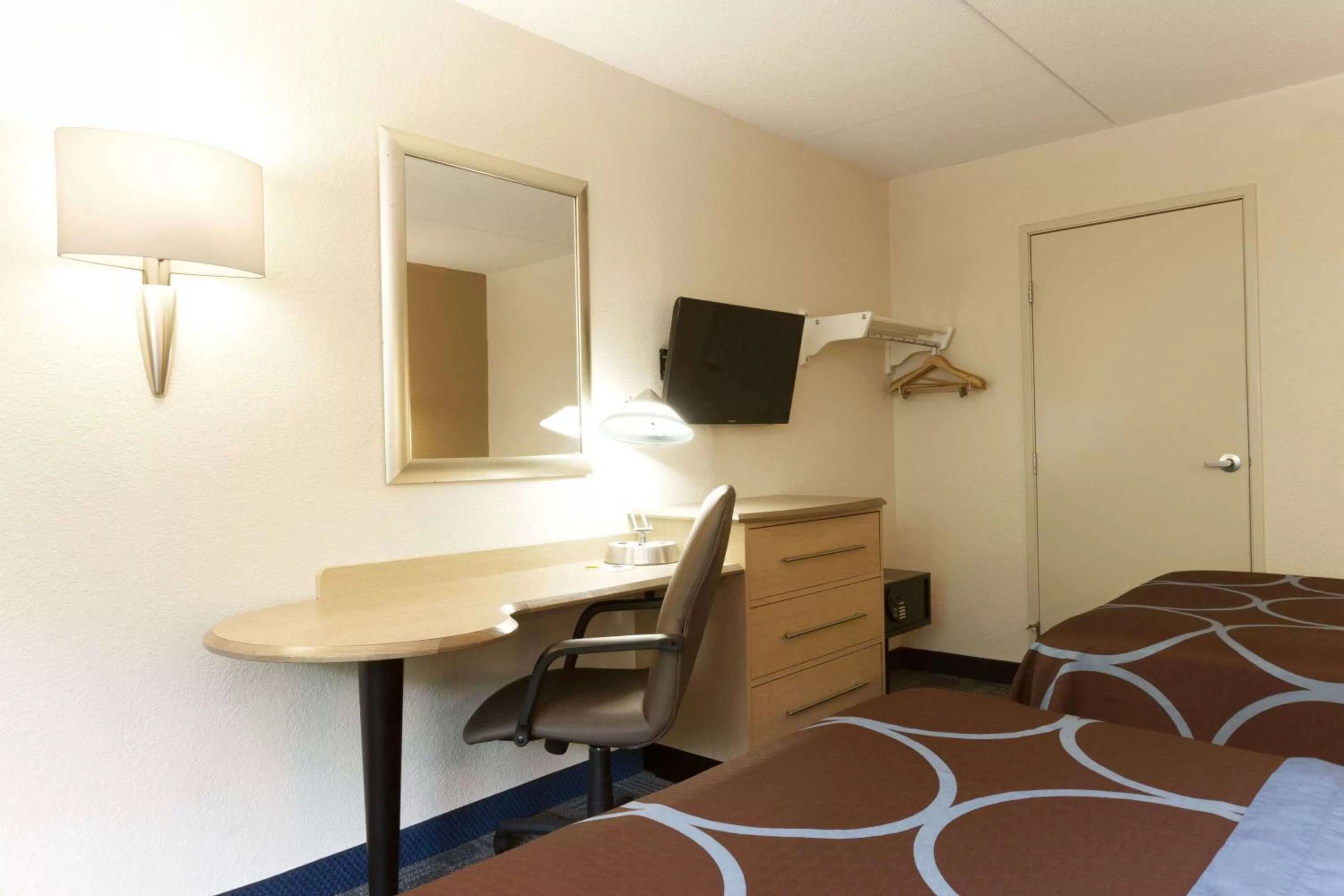 Photo of the whole room, Bed in Days Inn by Wyndham Monmouth Junction-S Brunswick-Princeton