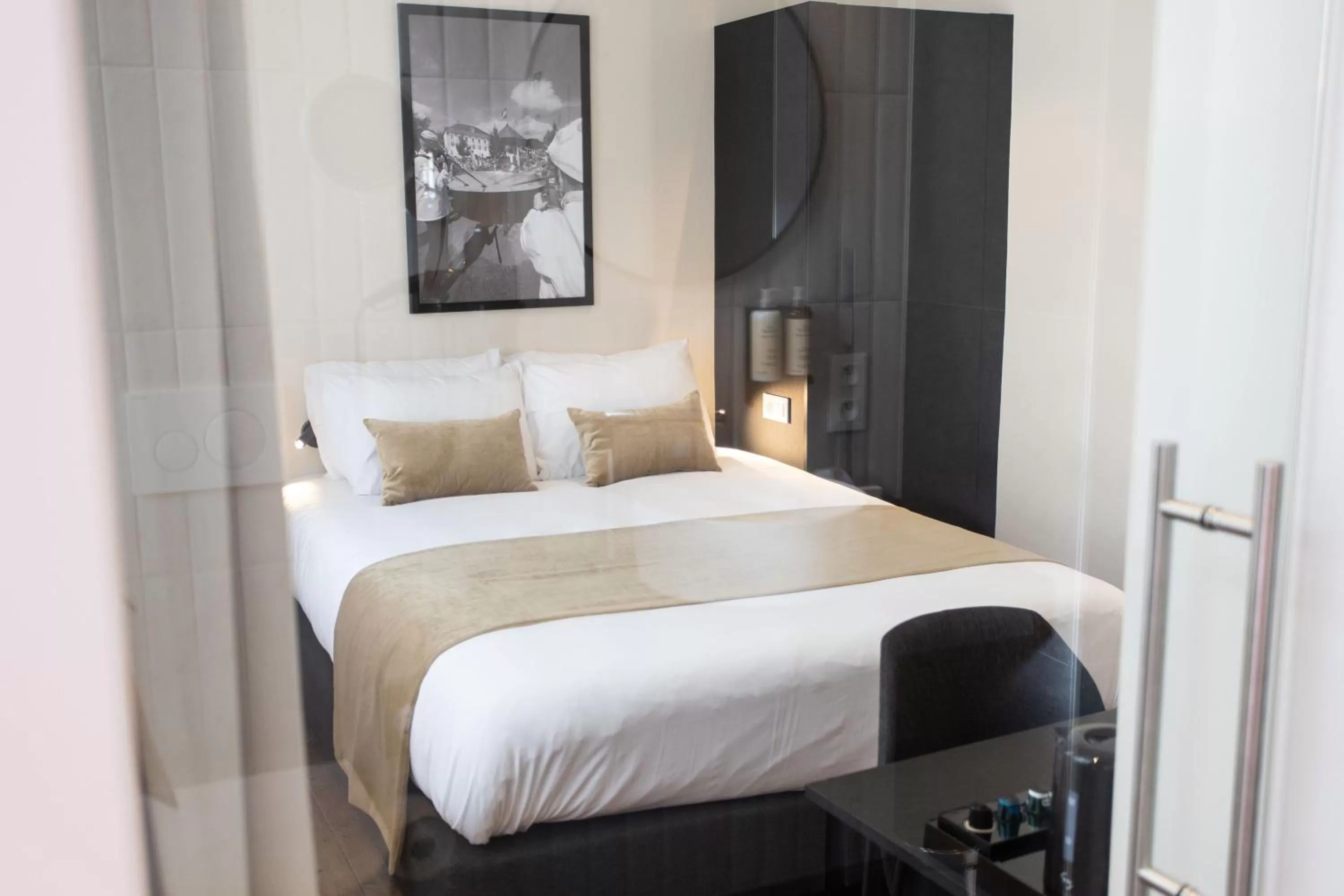 Bedroom, Bed in Petit-Roannay