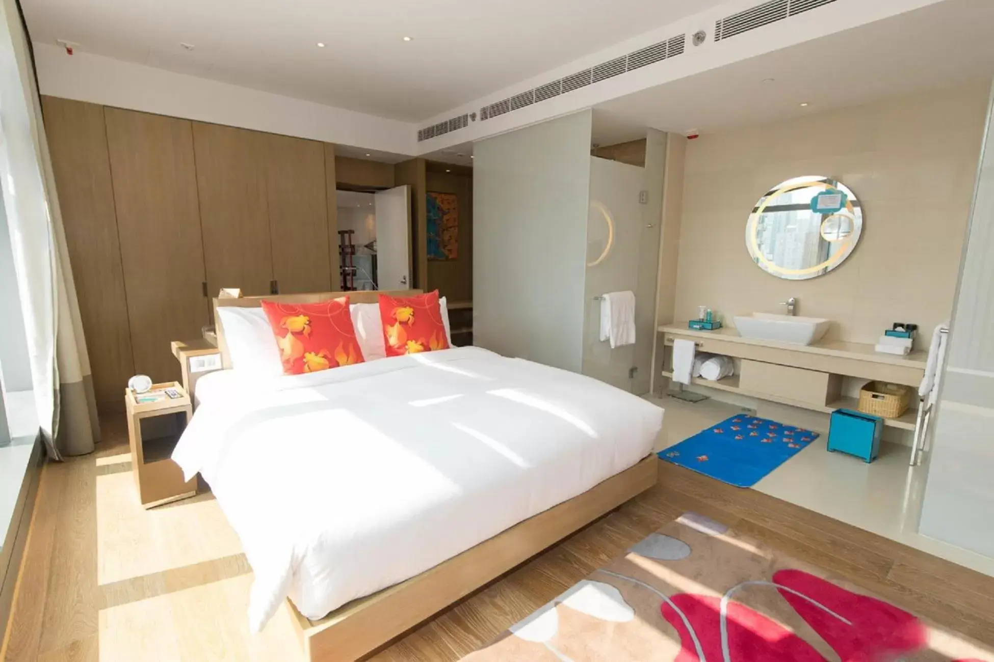 Toilet, Bed in Hotel Indigo Hong Kong Island, an IHG Hotel