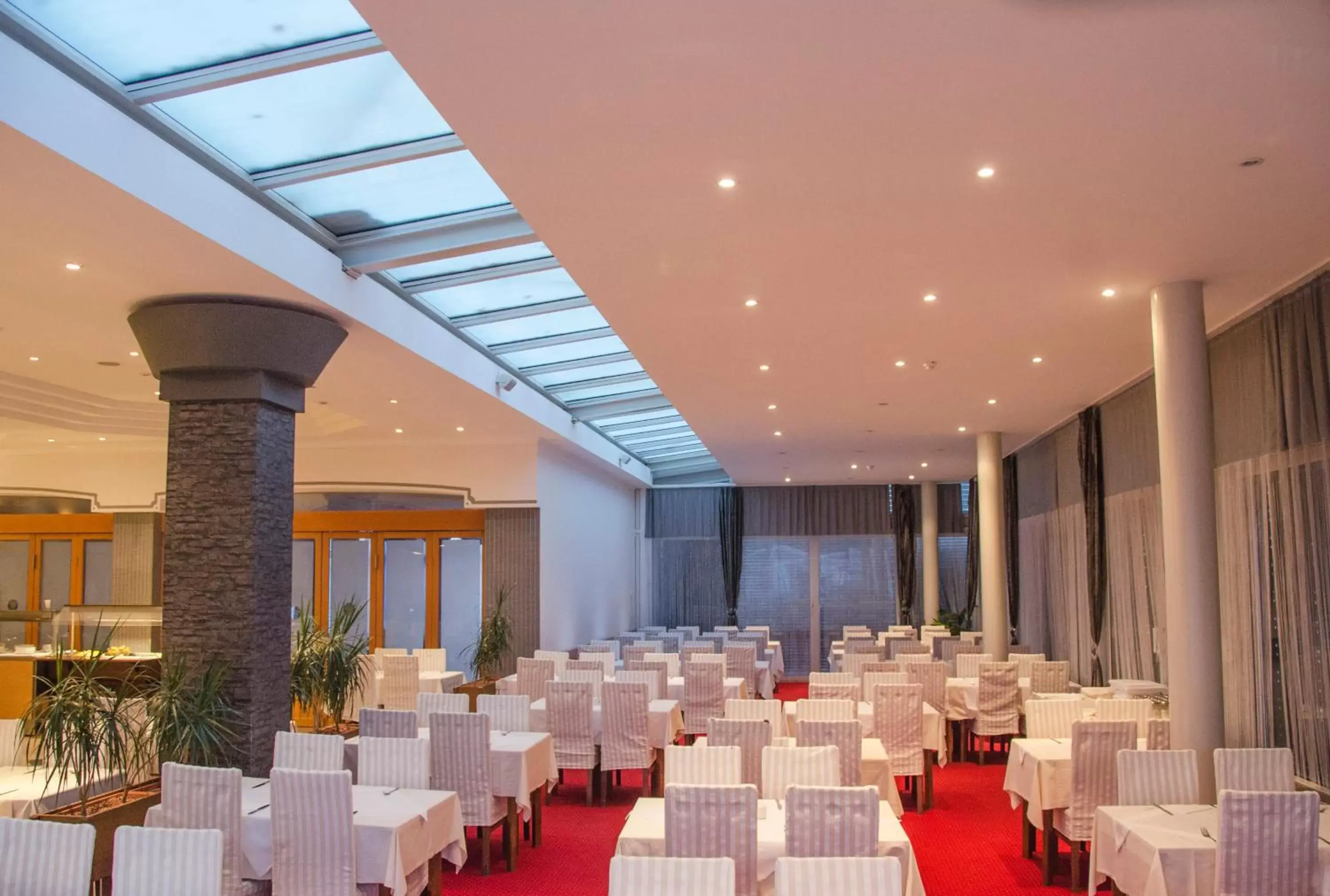 Restaurant/places to eat in Hotel Petka