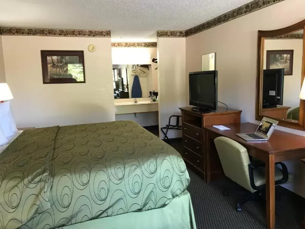 Clairmont Inn & Suites - Warren