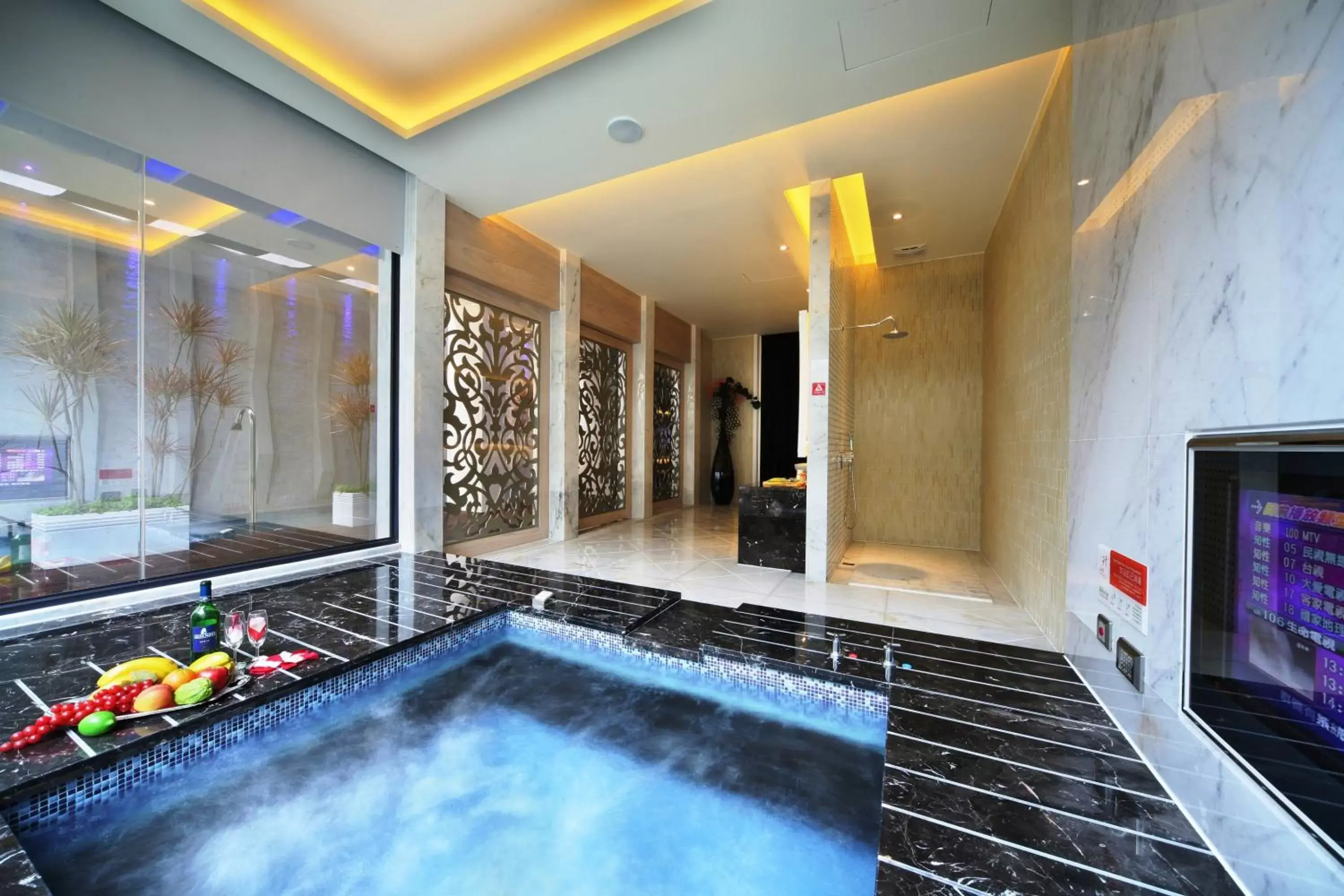 Bathroom, Swimming Pool in Han Guan Motel