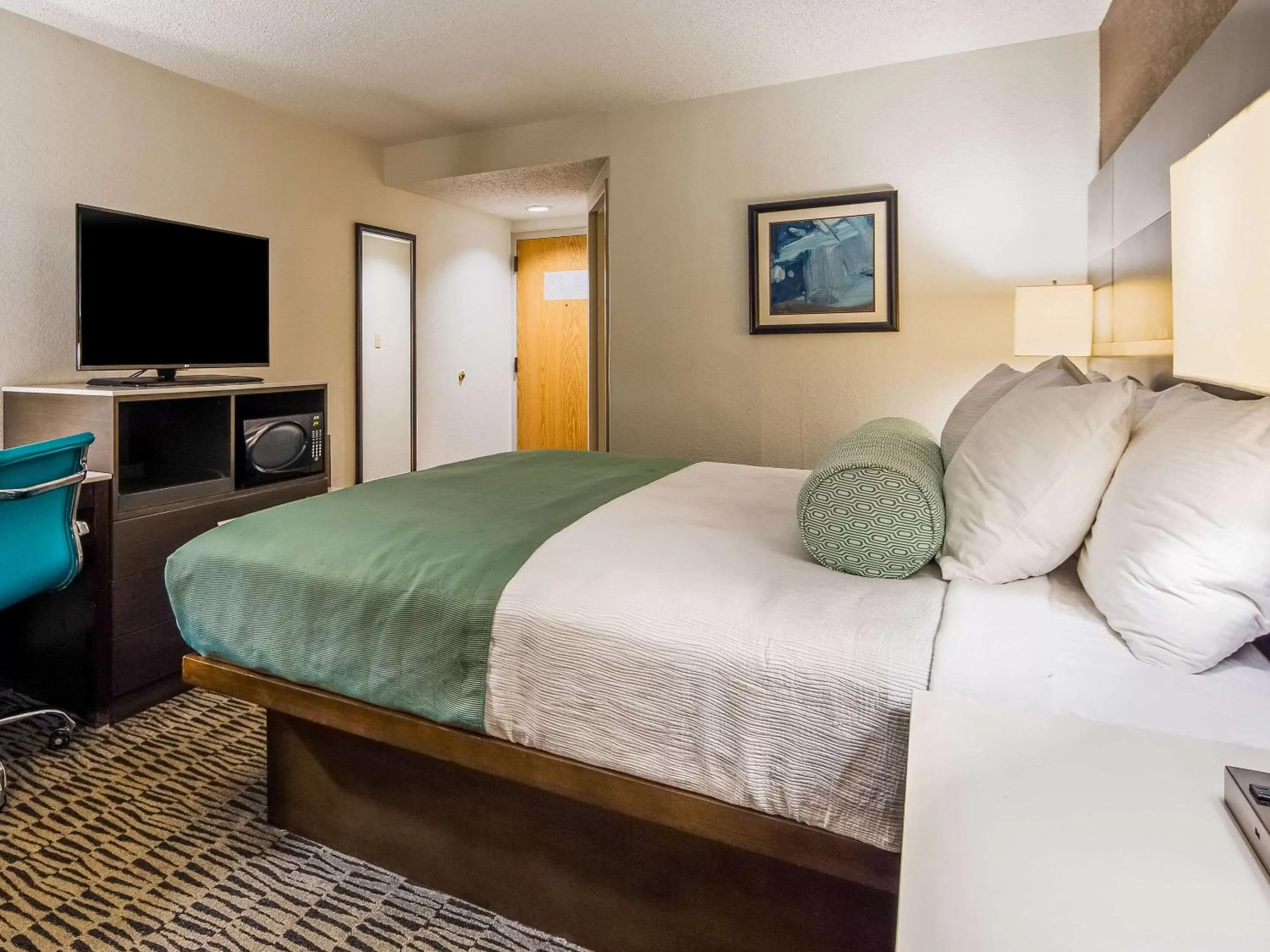 Photo of the whole room in Clarion Pointe near Medical Center