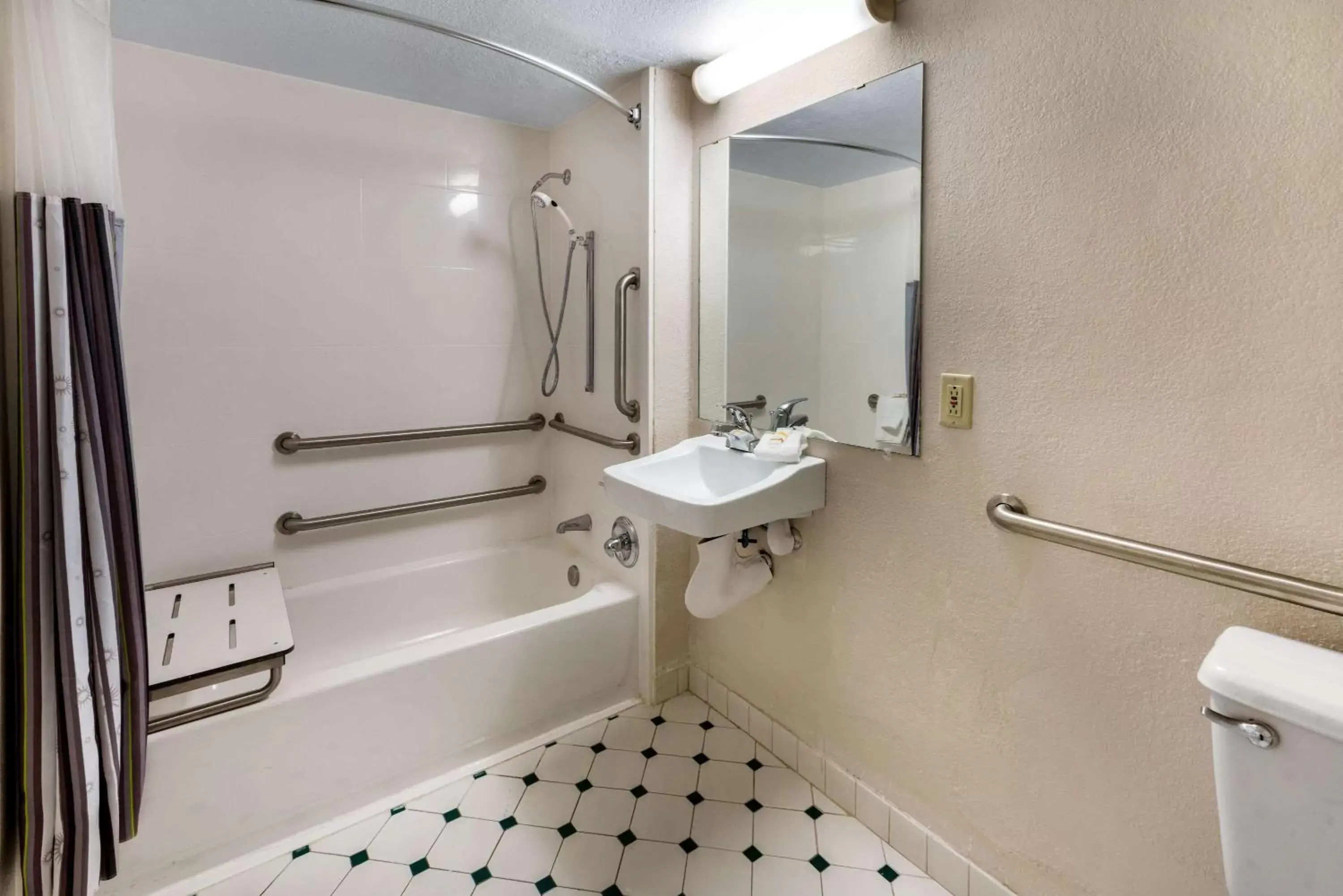 Photo of the whole room, Bathroom in La Quinta Inn by Wyndham Phoenix Thomas Road