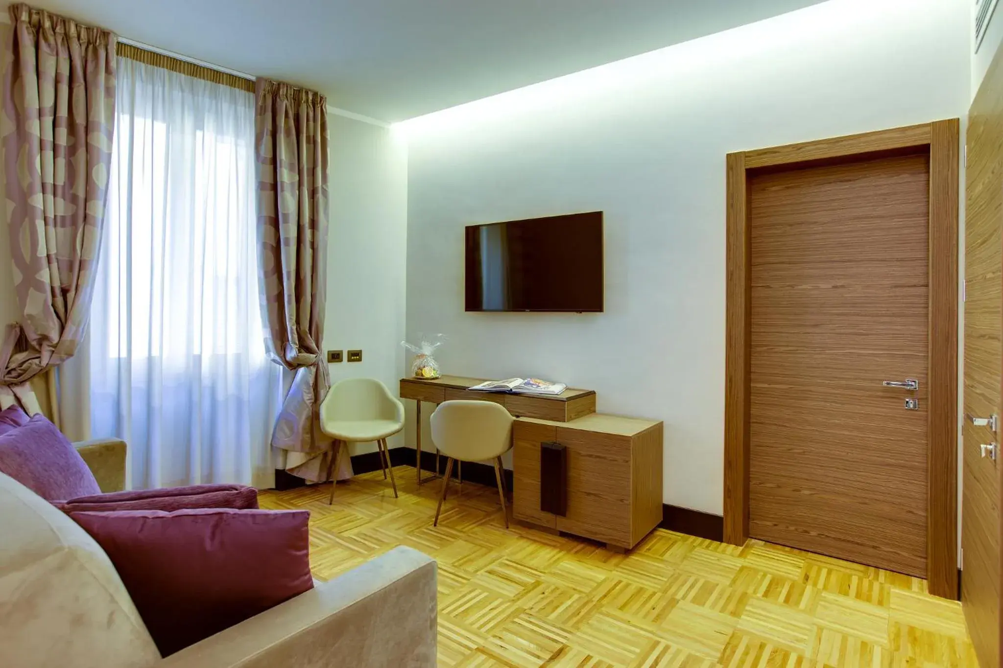 Living room, TV/Entertainment Center in Solo Experience Hotel