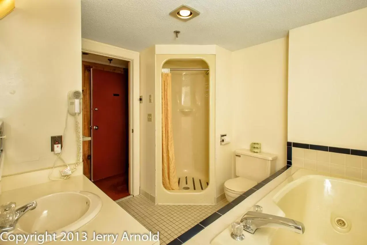 Bathroom in Snowy Owl Inn