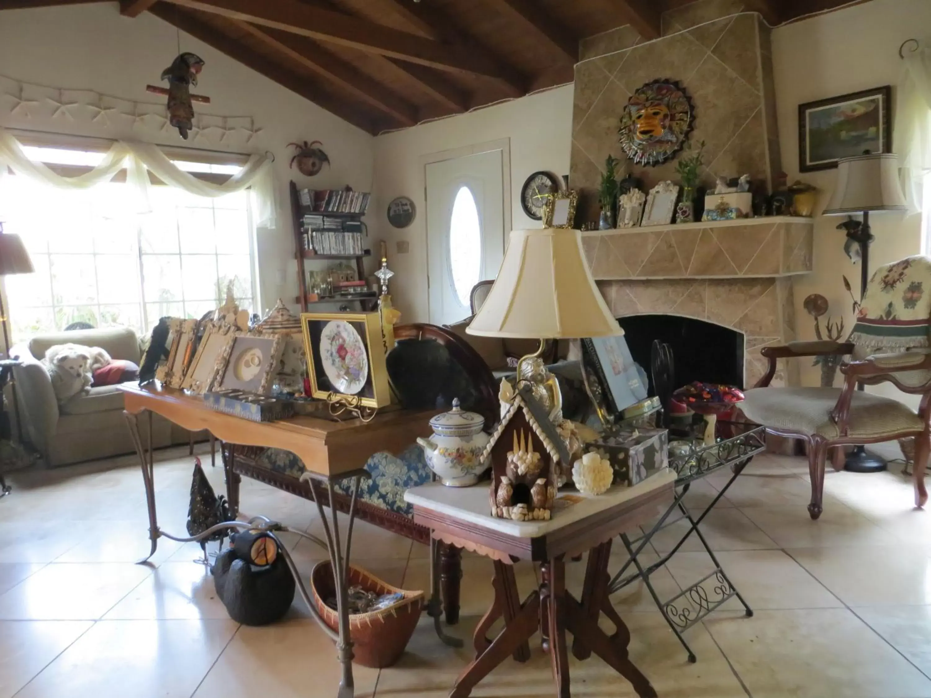 Living room in Always Inn San Clemente Bed & Breakfast by Elevate Rooms Living room in Always Inn San Clemente Bed & Breakfast by Elevate Rooms
