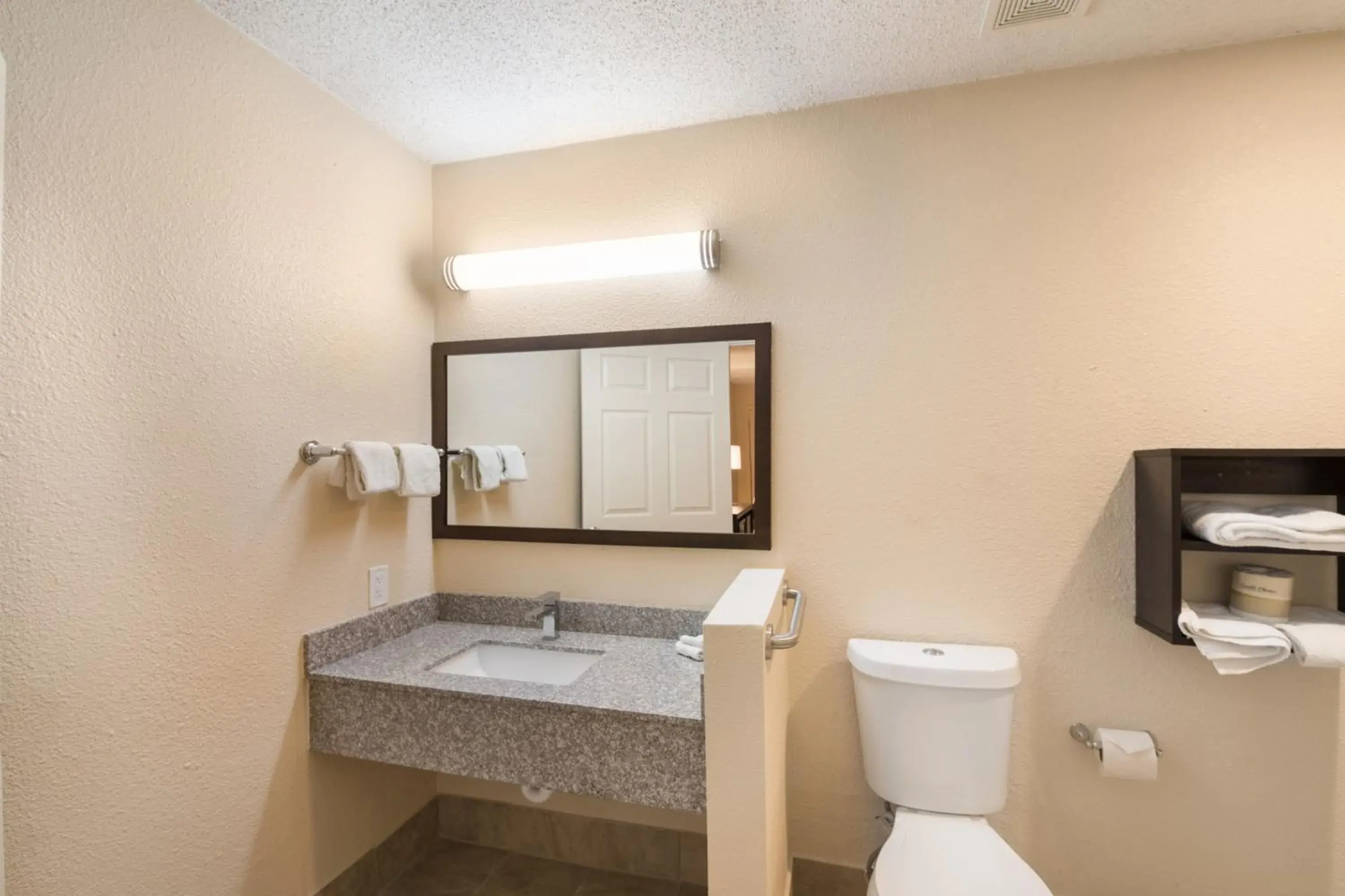 Bathroom in Red Roof Inn Temple