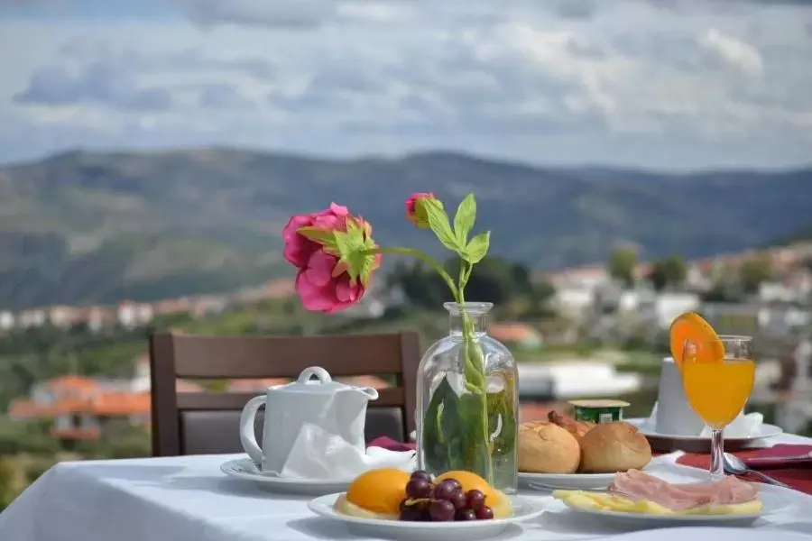 Natural landscape, Mountain View in Placido Hotel Douro - Tabuaco