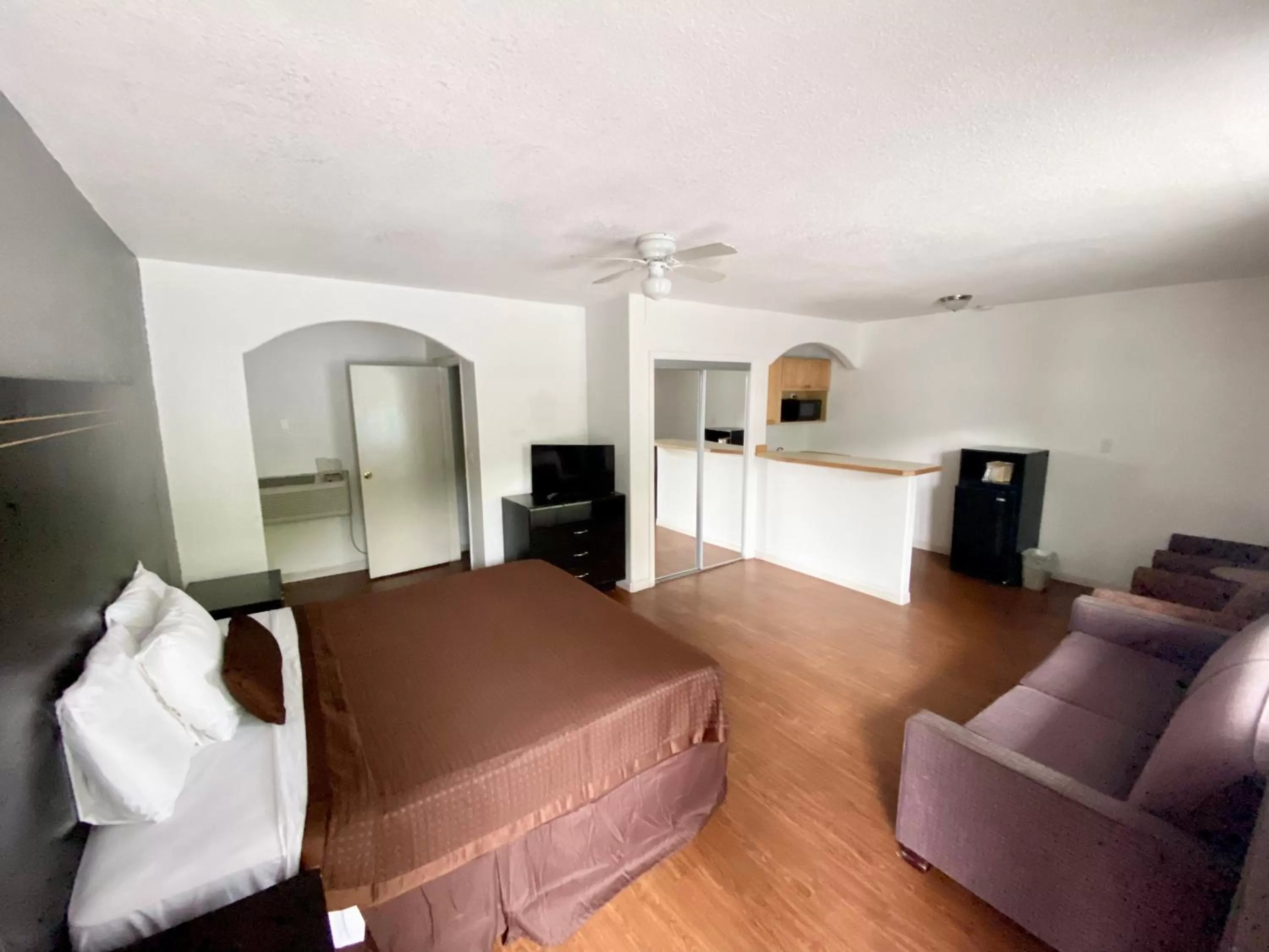 Photo of the whole room, Bed in Tarpon Inn