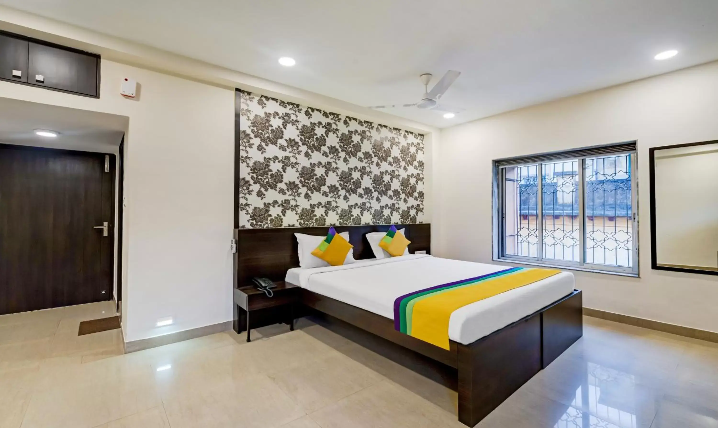 Bedroom, Bed in Itsy Hotels Neeranand Plaza, Bhawanipur Bedroom, Bed in Itsy Hotels Neeranand Plaza, Bhawanipur