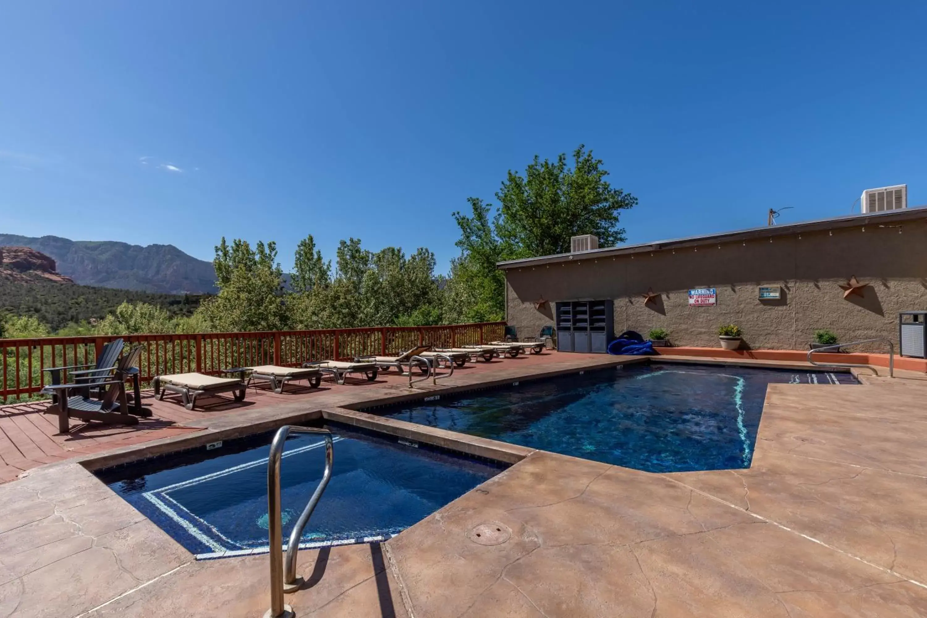 Swimming Pool in Cedars Resort