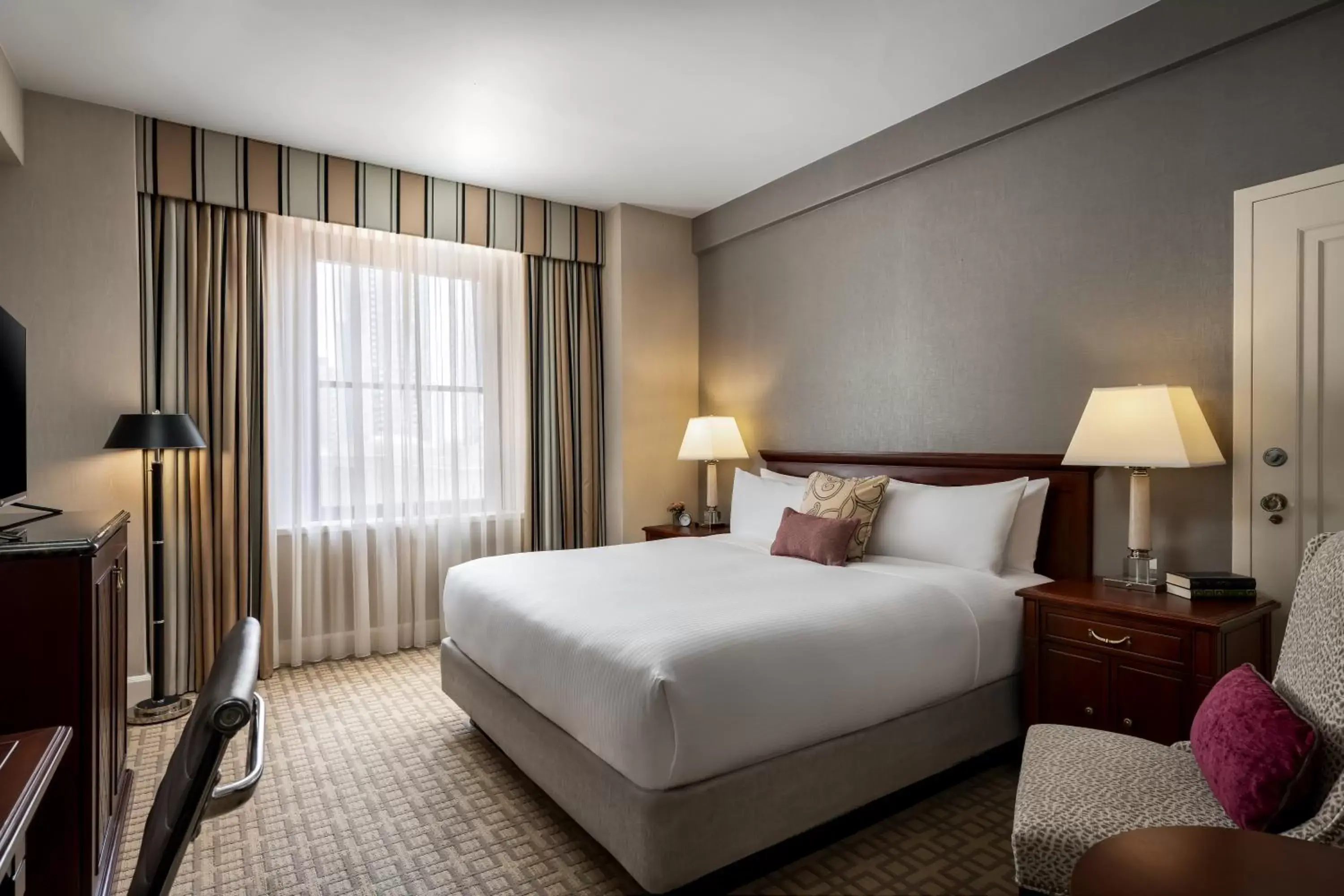 Bedroom, Bed in Fairmont Royal York Hotel