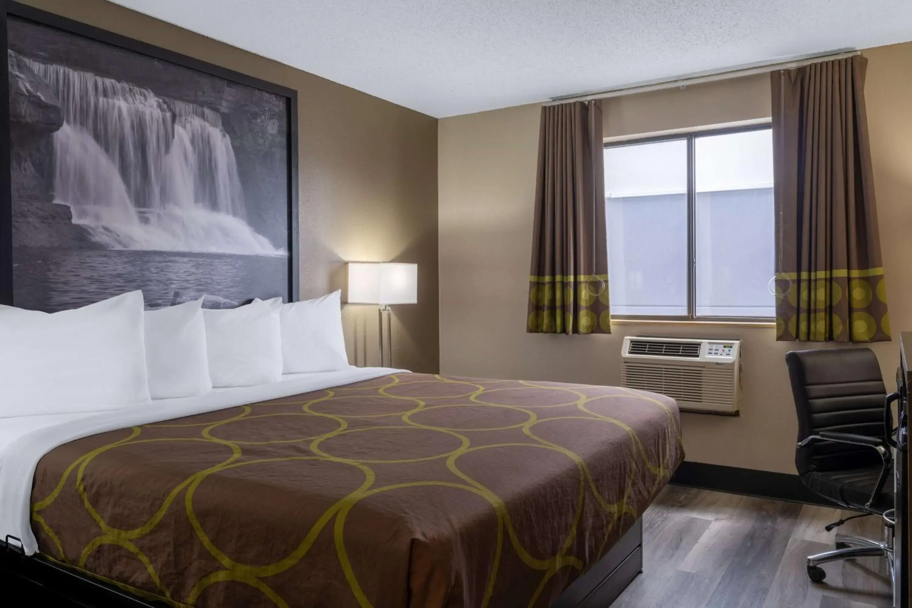 Photo of the whole room, Bed in Super 8 by Wyndham Merrillville