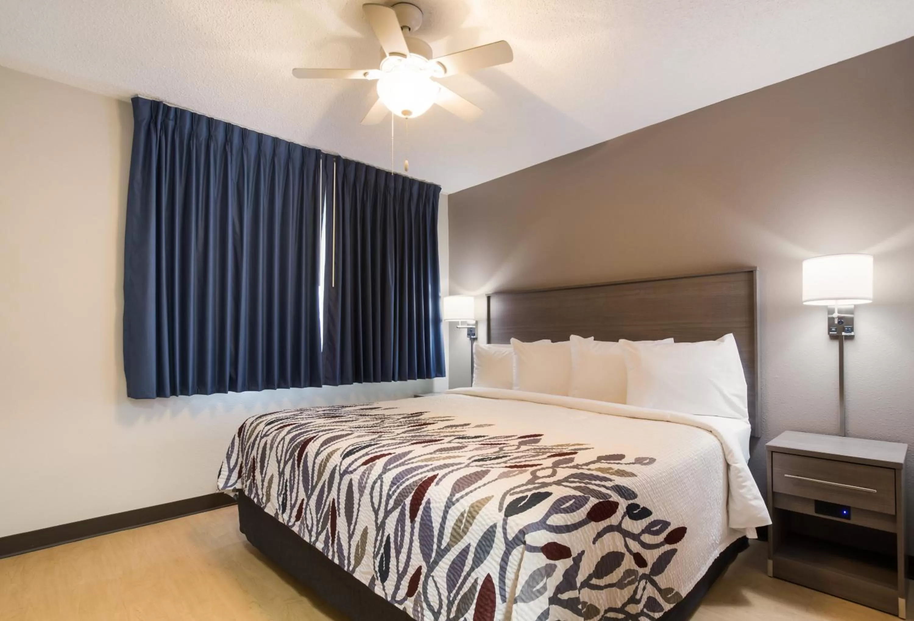 Photo of the whole room, Bed in Red Roof Inn Lawrenceburg