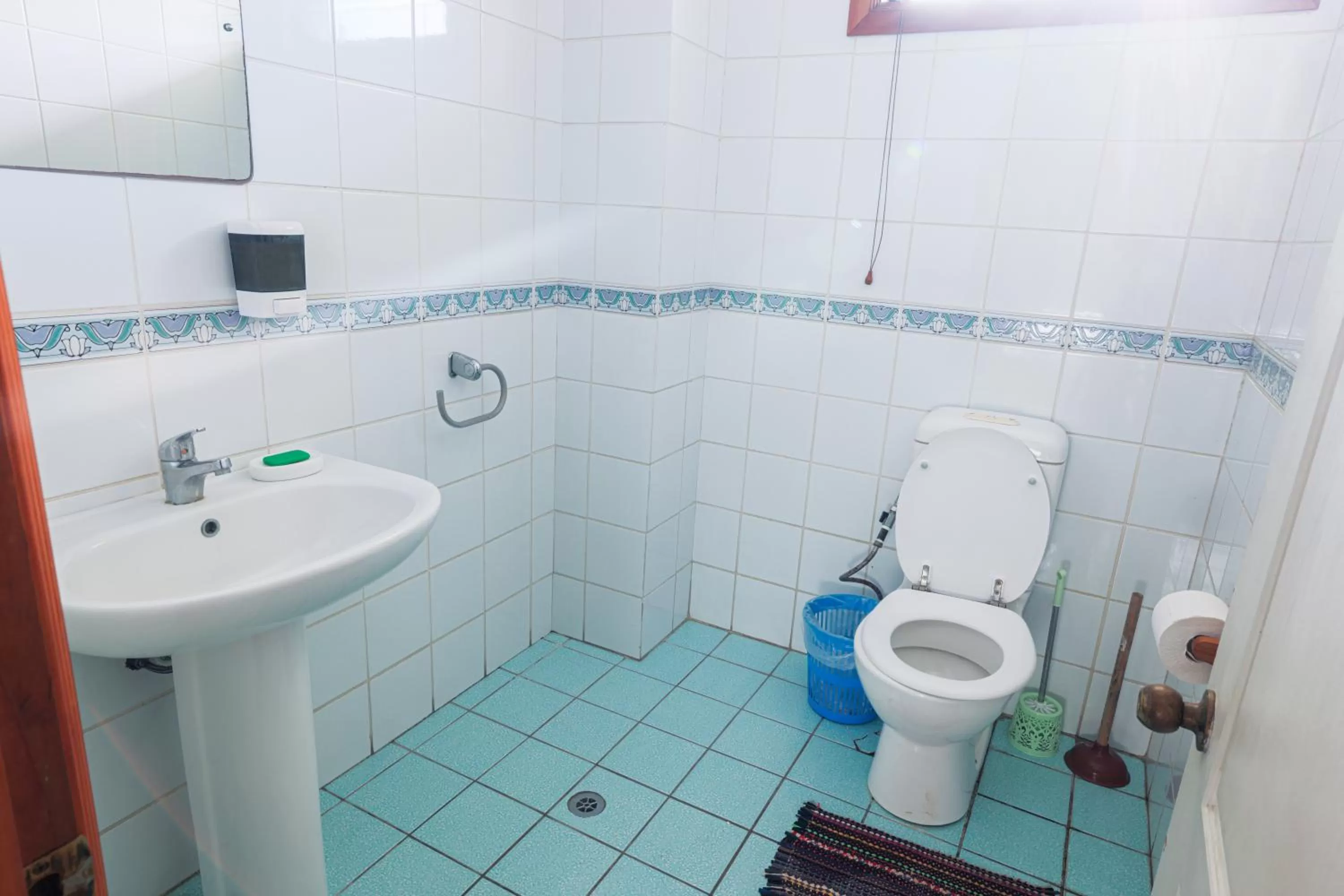 Toilet in Lynn's Getaway Hotel