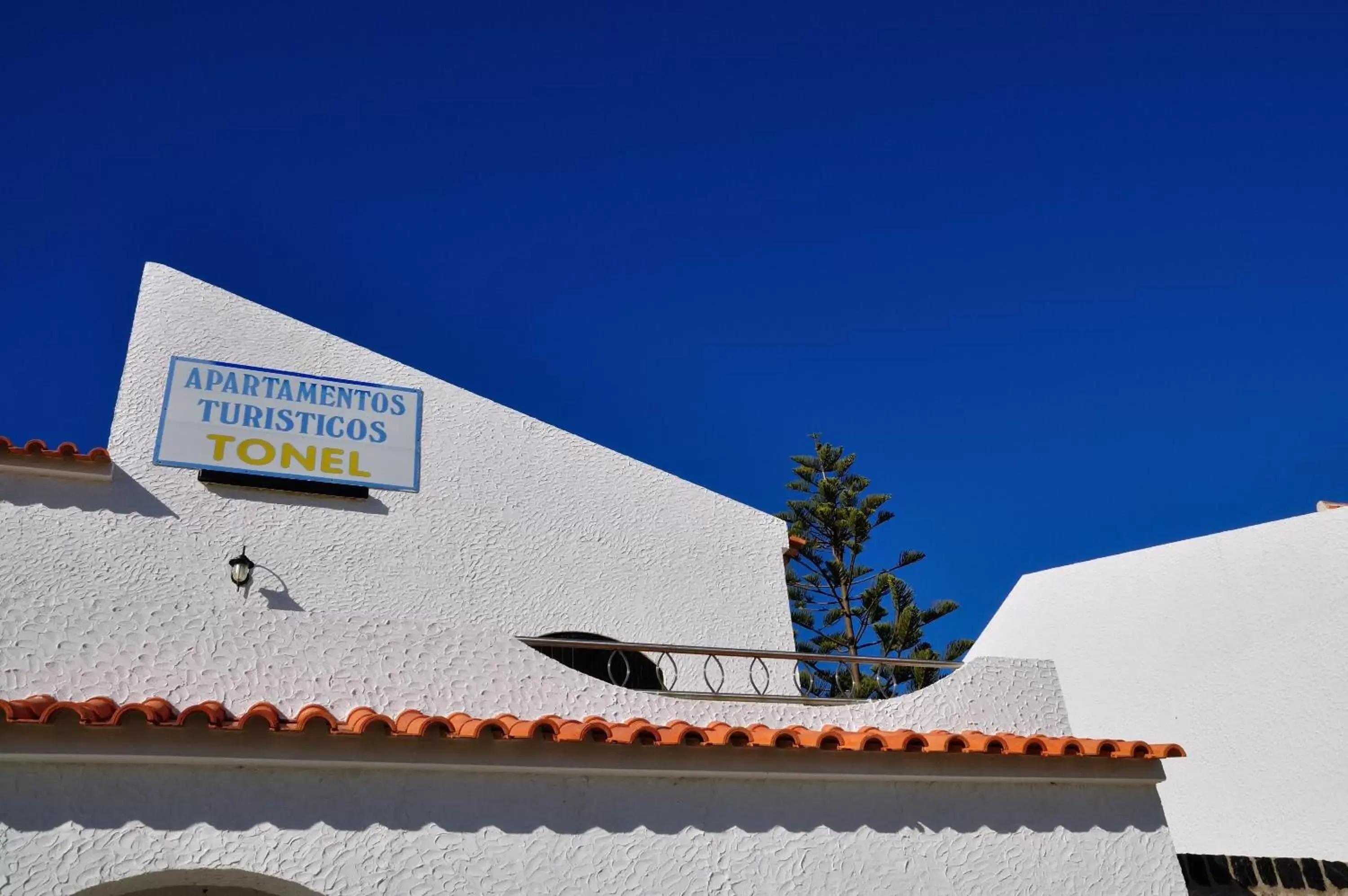 Facade/entrance in Tonel Apartamentos Turisticos