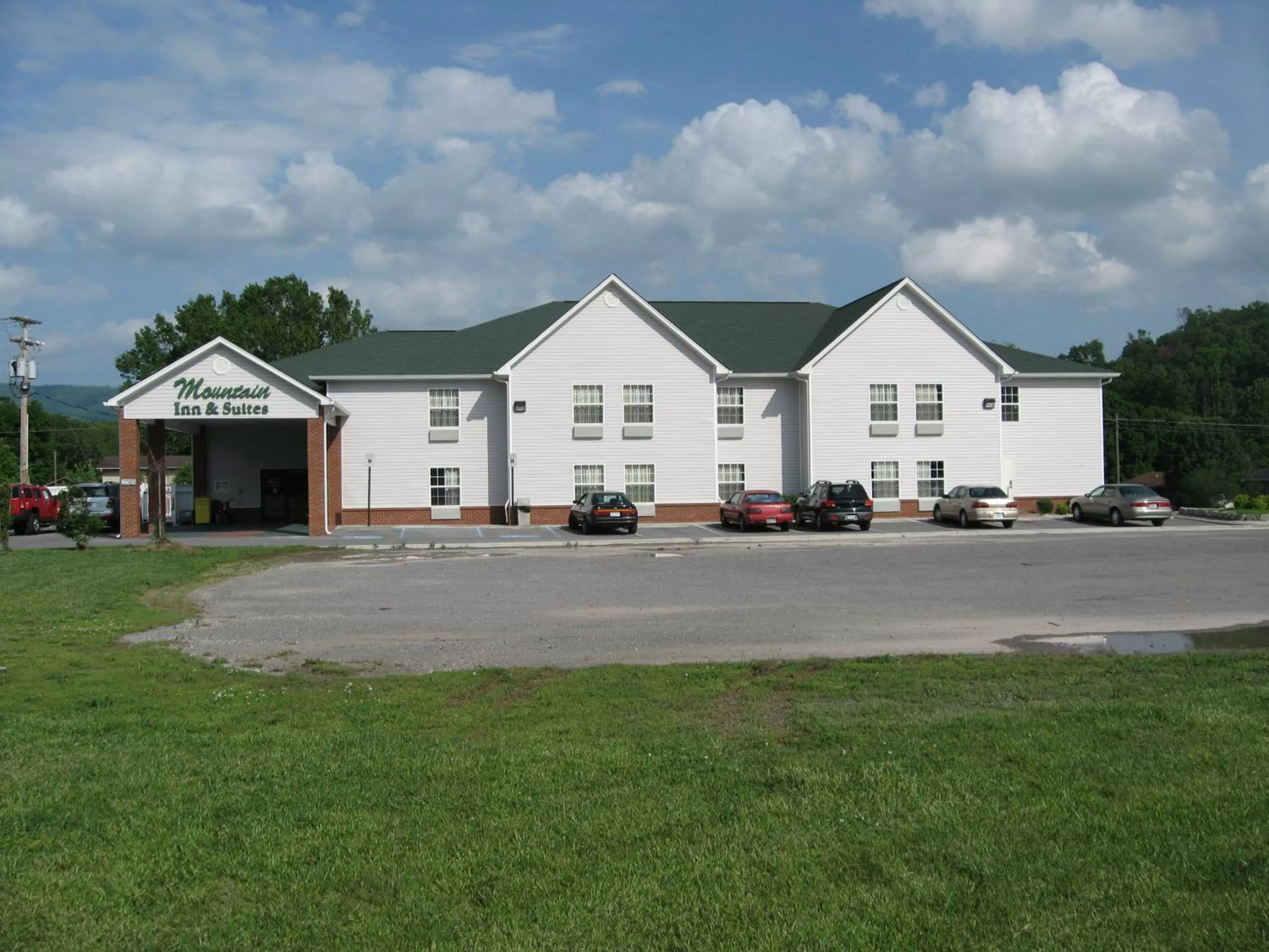 Property building in Mountain inn & suites - Dunlap TN