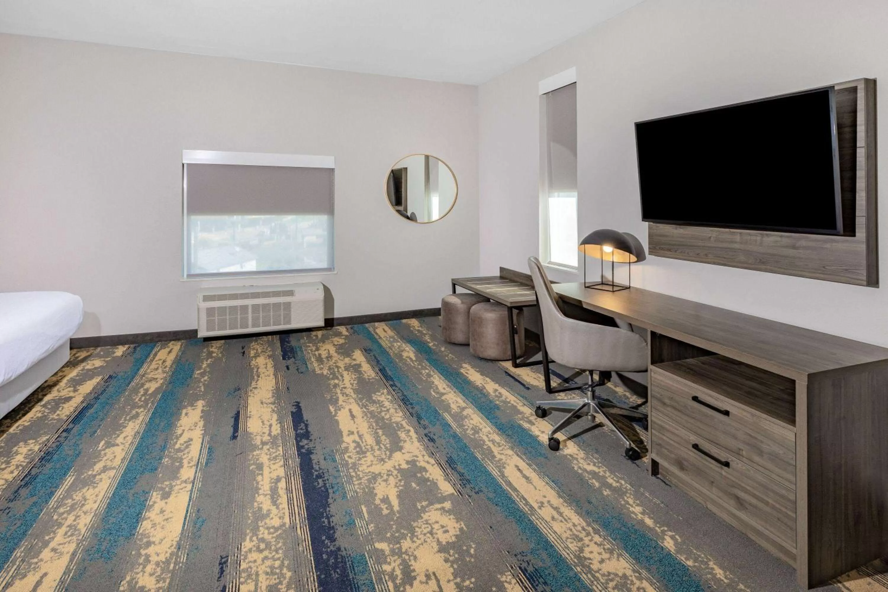 Communal lounge/ TV room, Bed in La Quinta Inn & Suites by Wyndham Galveston North at I-45