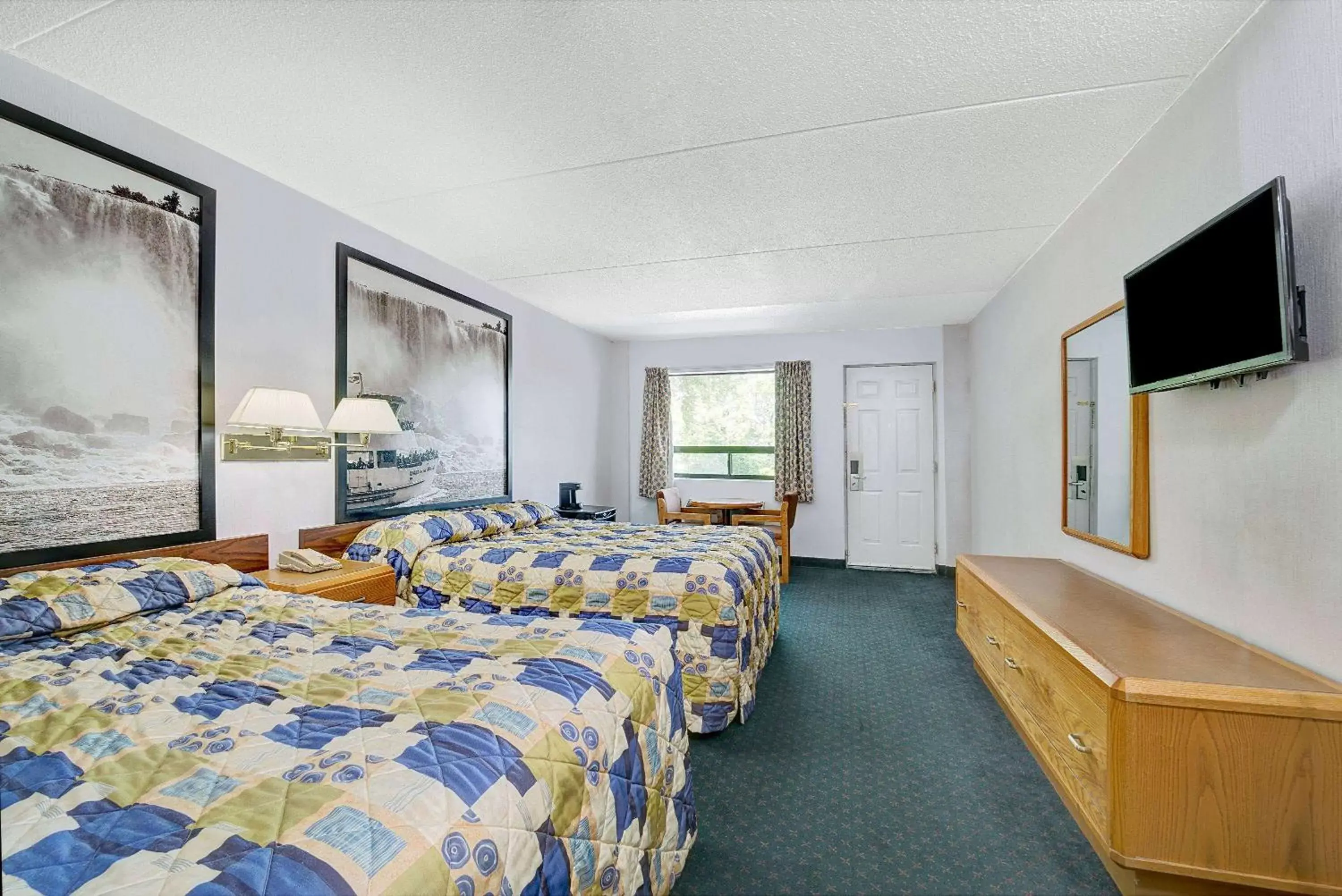 Photo of the whole room in Super 8 by Wyndham Niagara Falls North
