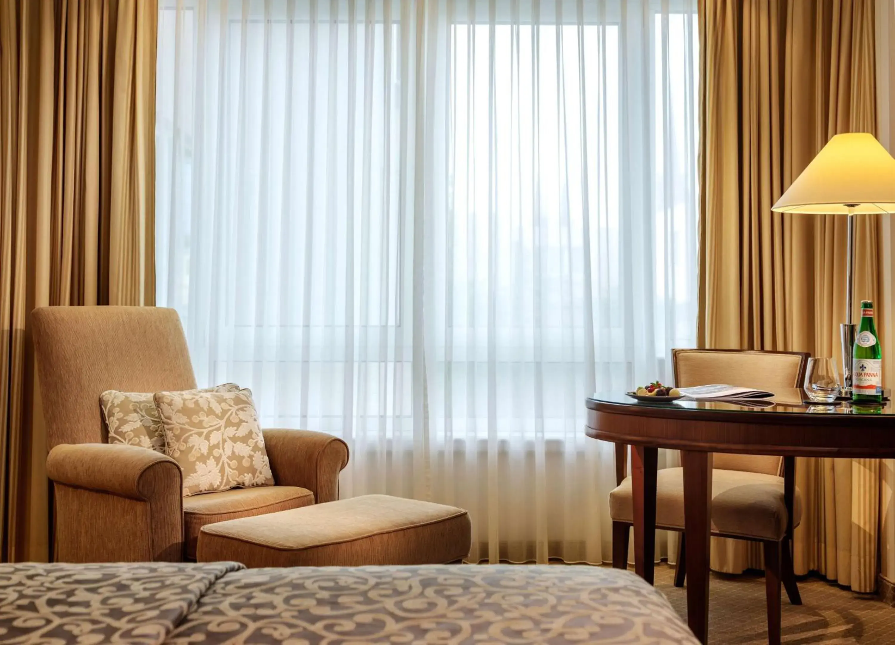 Bedroom, Seating Area in Hotel Nassauer Hof