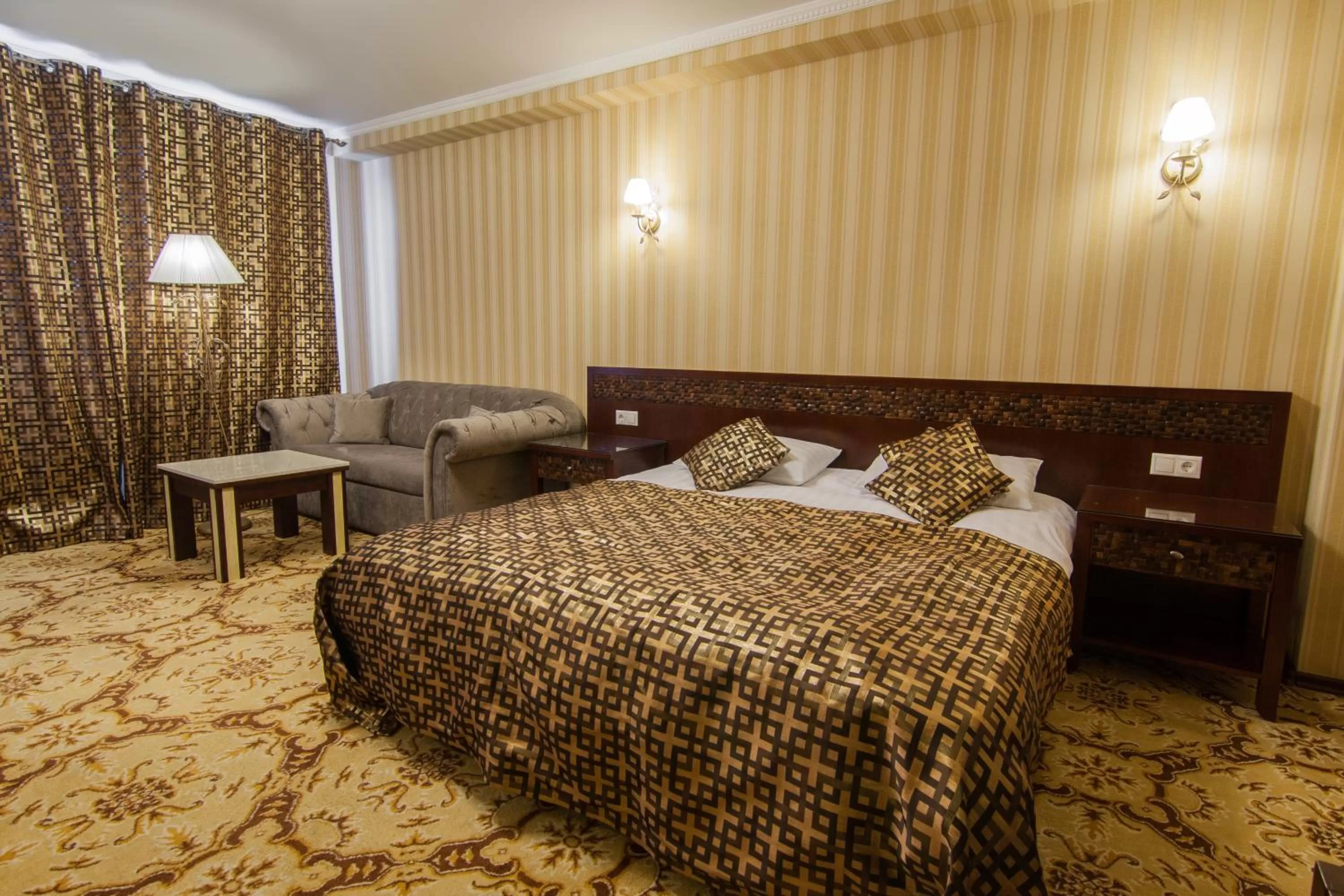 Photo of the whole room, Bed in Klassik Hotel