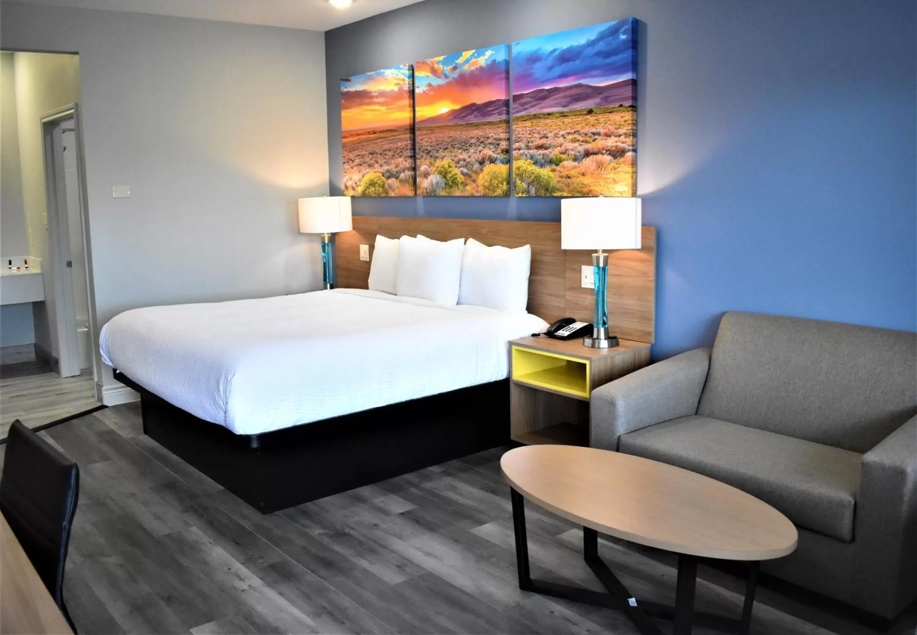 Bedroom, Bed in Days Inn & Suites by Wyndham Downtown/University of Houston