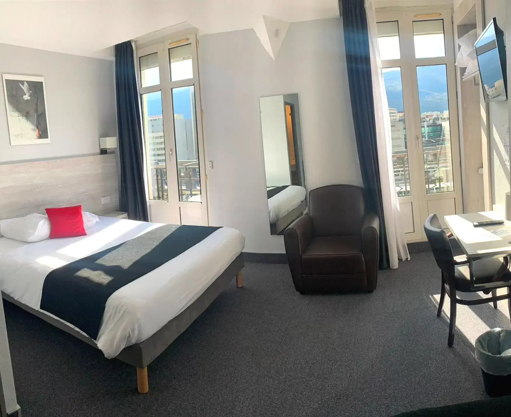 Bedroom in Brit Hotel Suisse et Bordeaux - Centre Gare