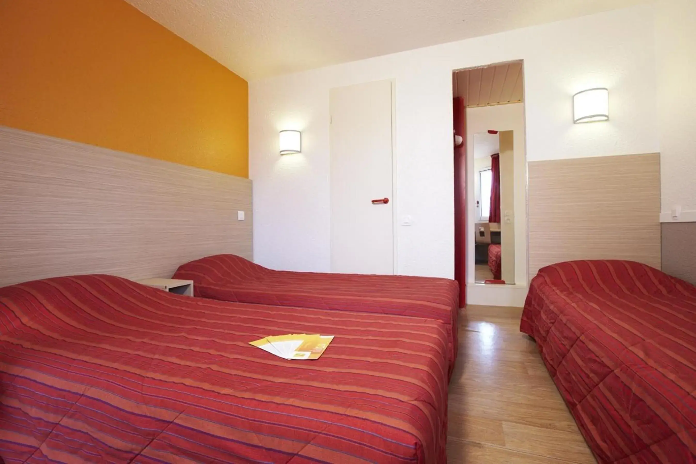 Photo of the whole room, Bed in Premiere Classe Avignon - Courtine Gare