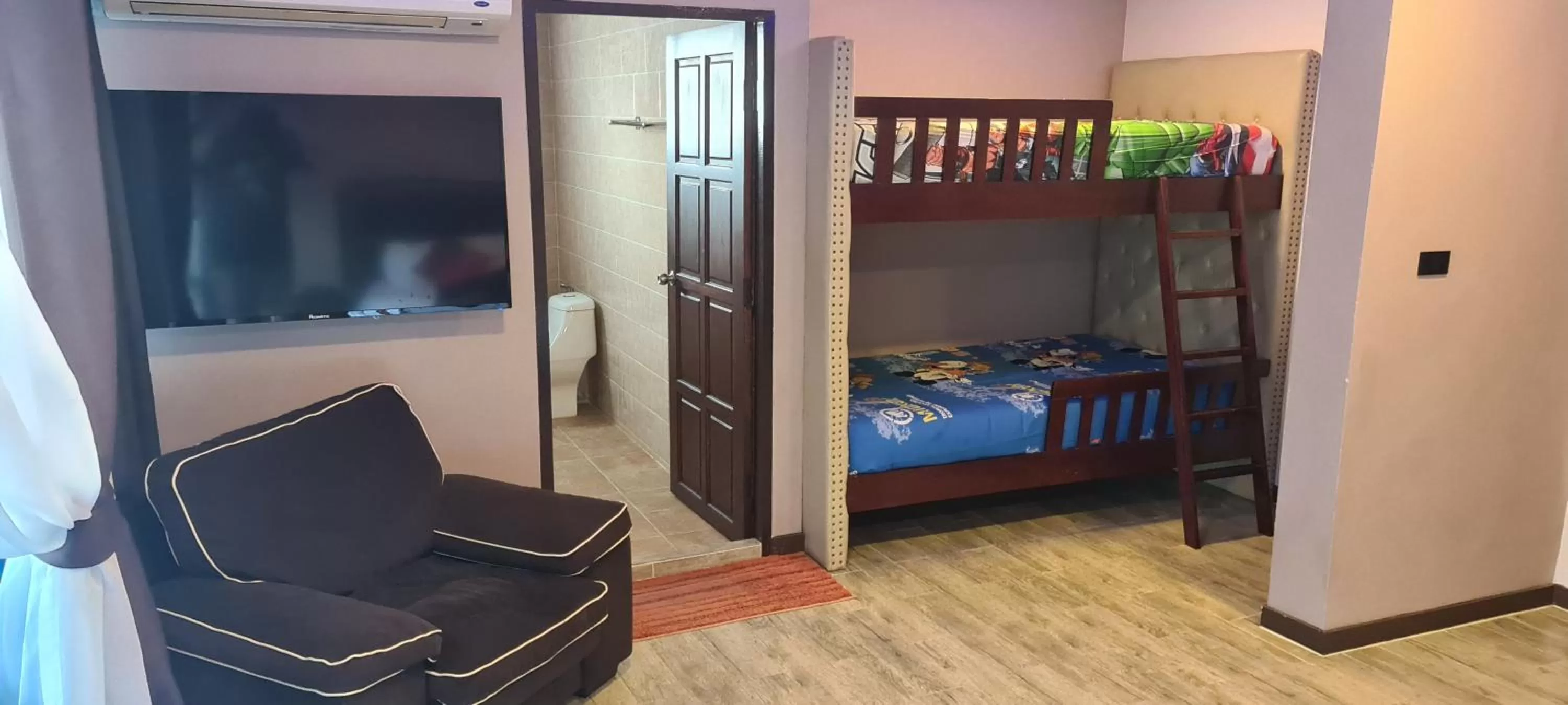 bunk bed, TV/Entertainment Center in The Bavarian Guesthouse