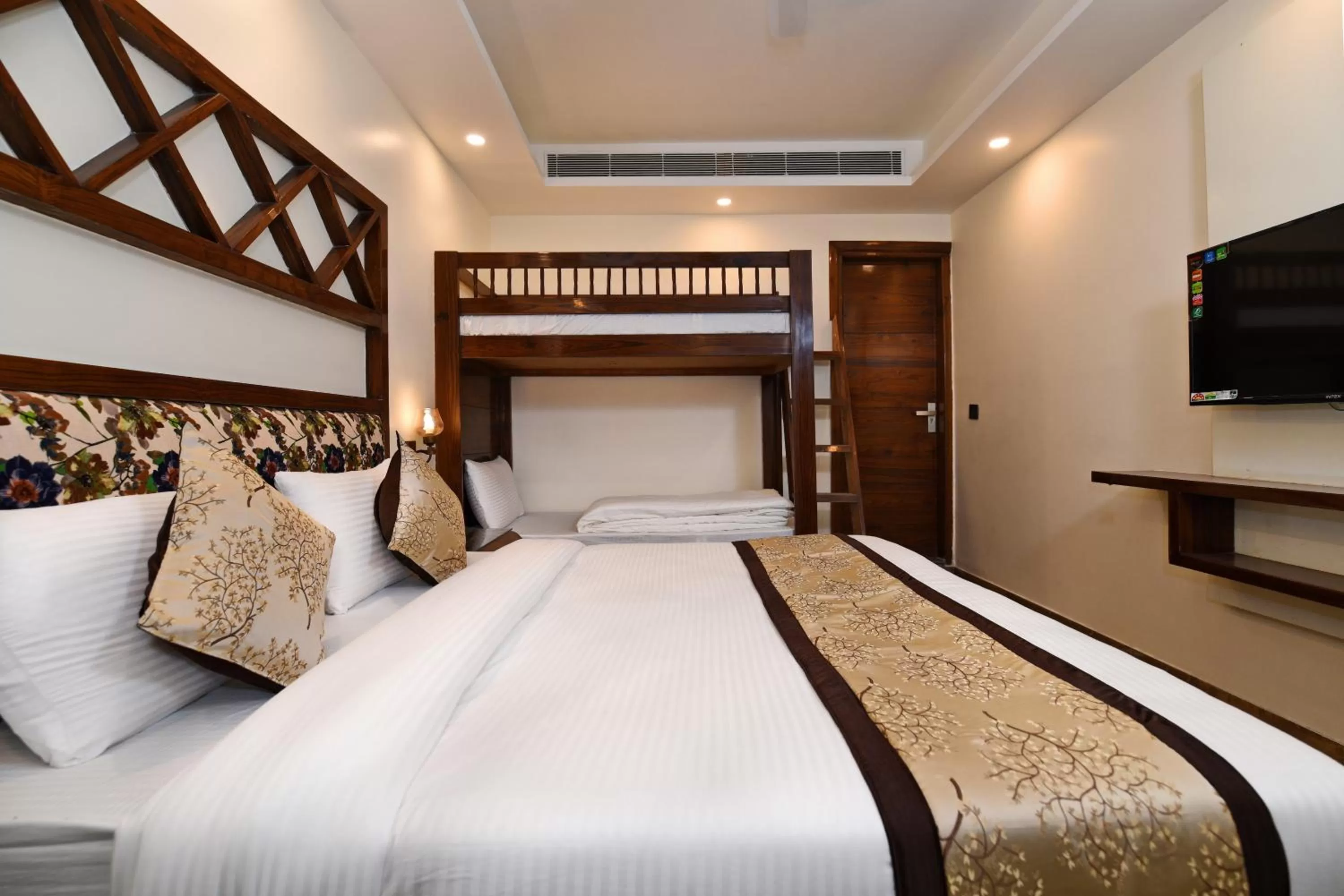 Bed in Hotel Blue Pearl - Free Airport Pick up