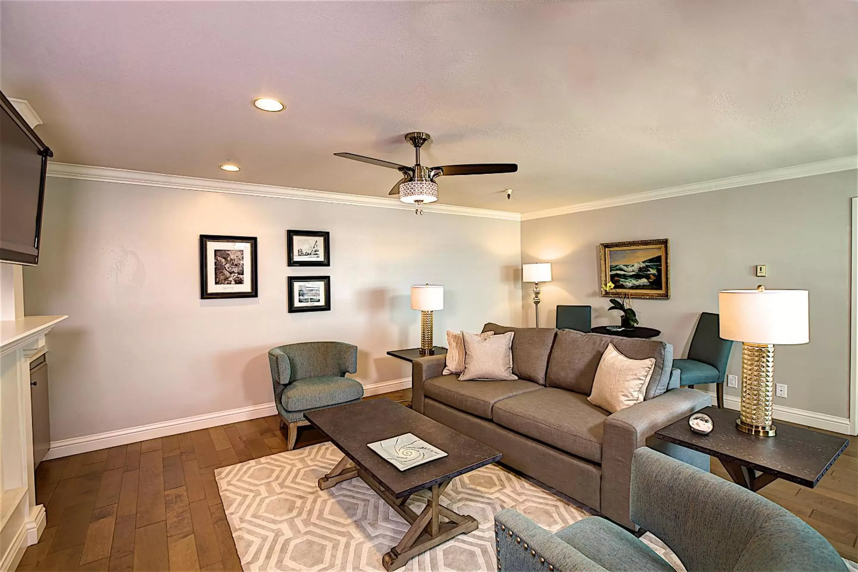 Living room, Seating Area in 456 Embarcadero Inn & Suites