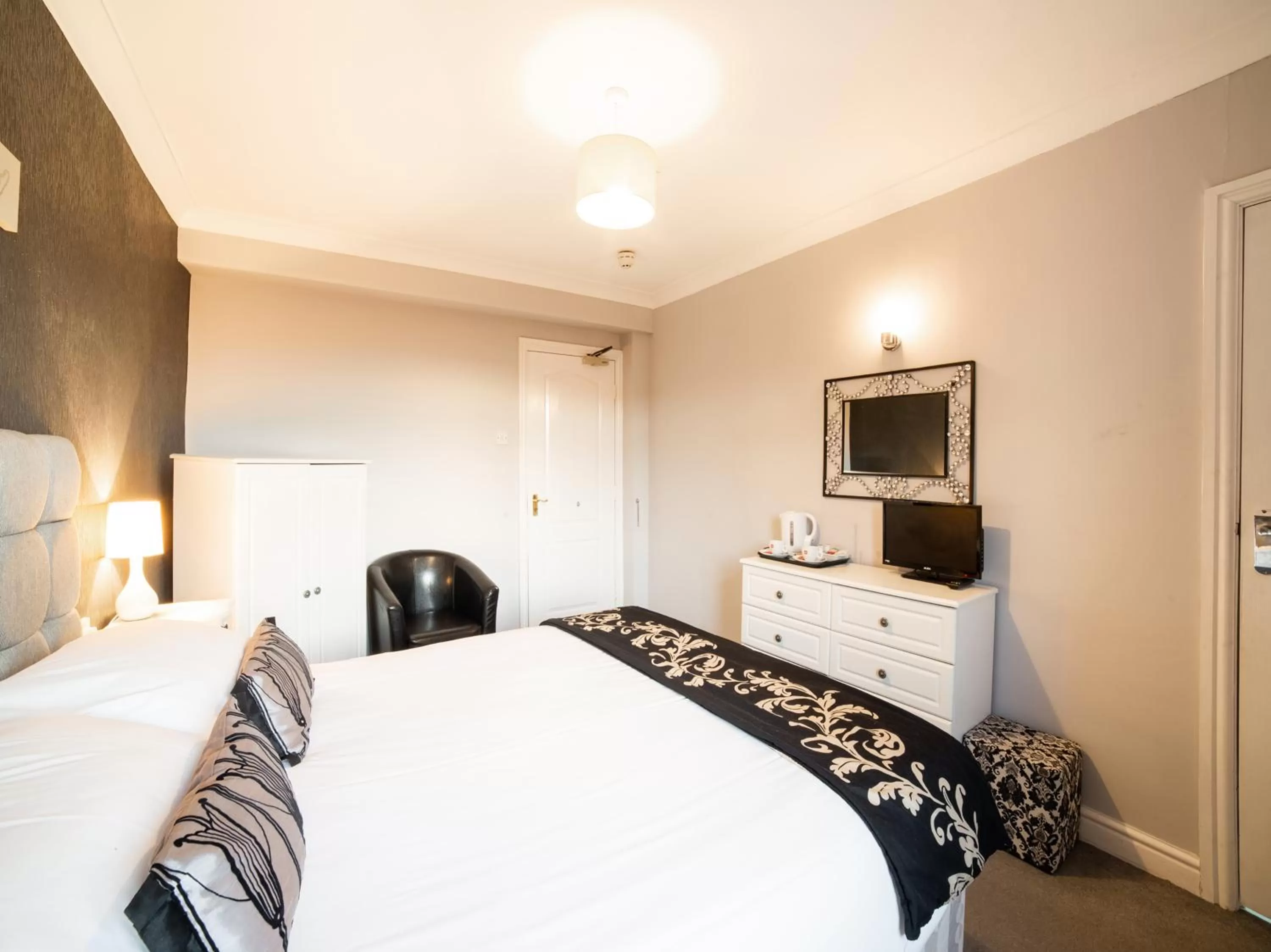 Photo of the whole room in The Traxx Hotel