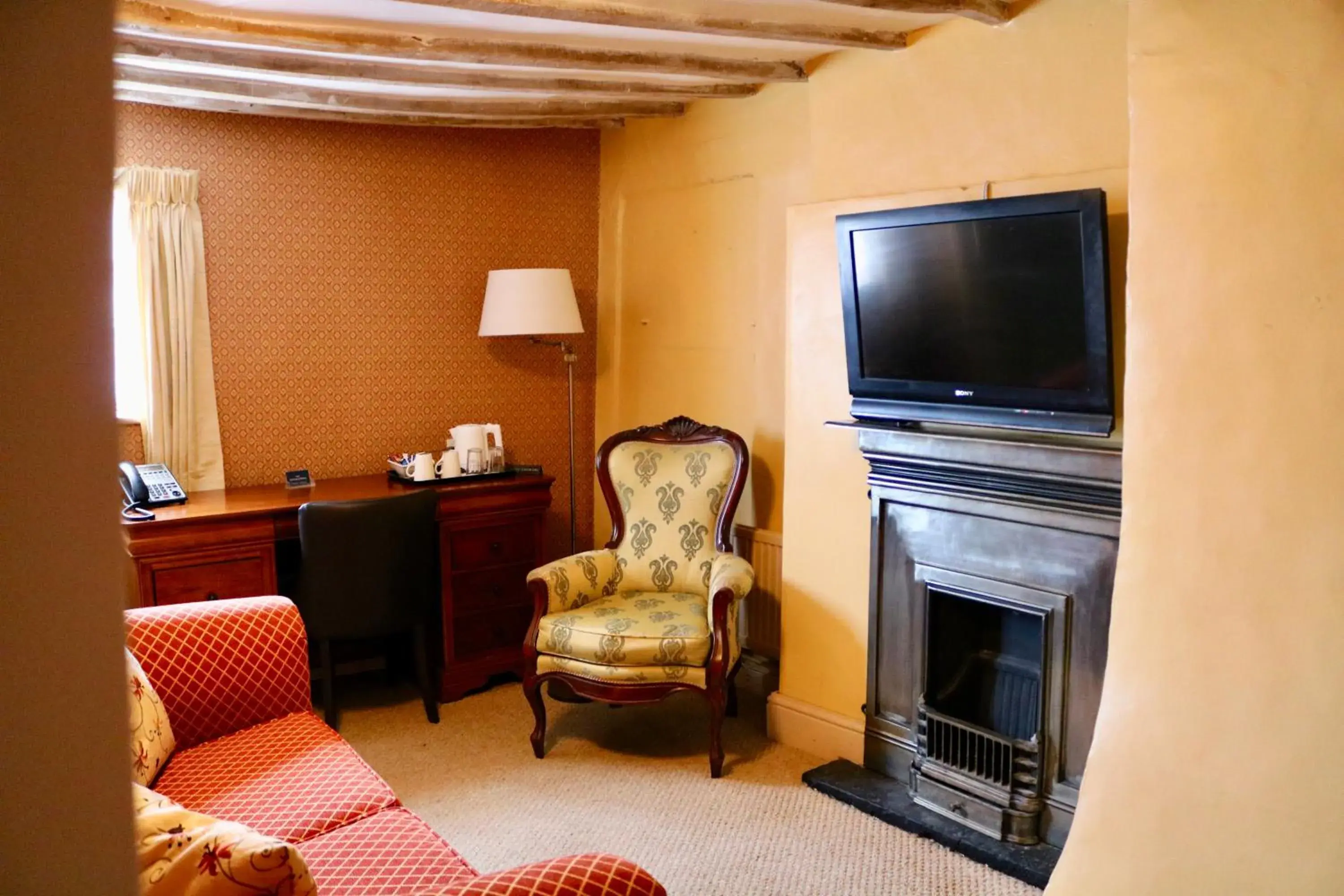 Photo of the whole room, Seating Area in The Cottage Hotel