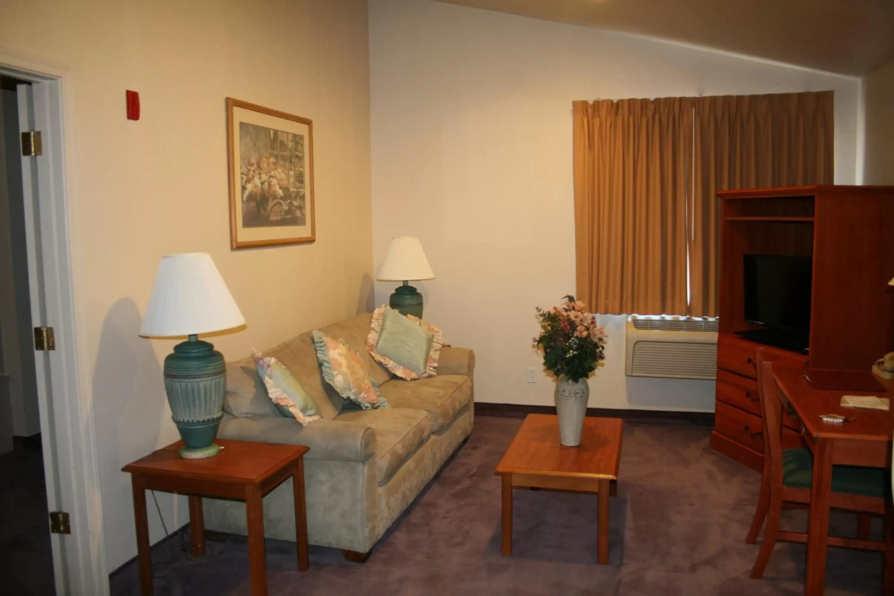 Living room, Seating Area in Carson City Plaza Hotel