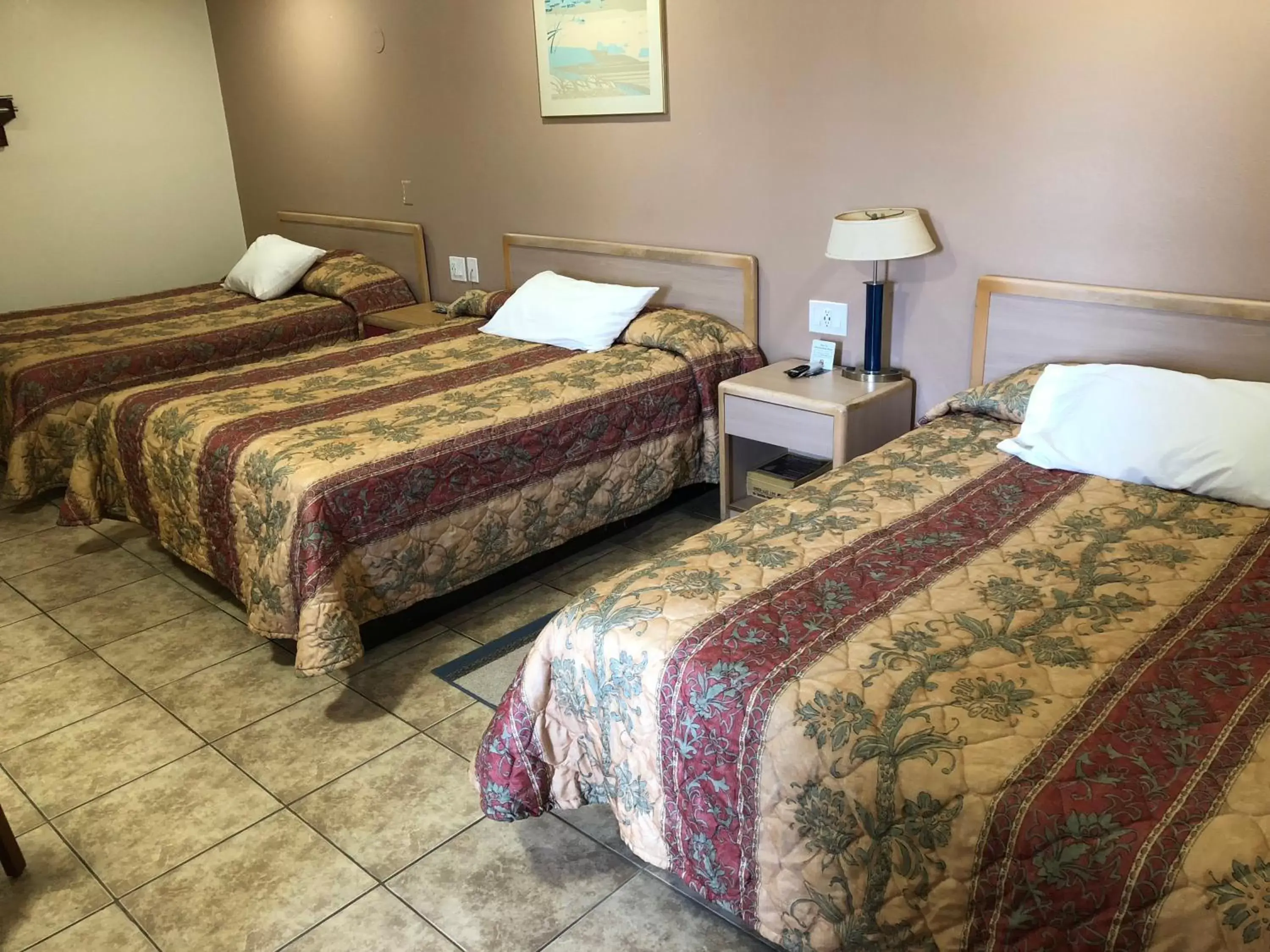 Photo of the whole room, Bed in Toppers Motel