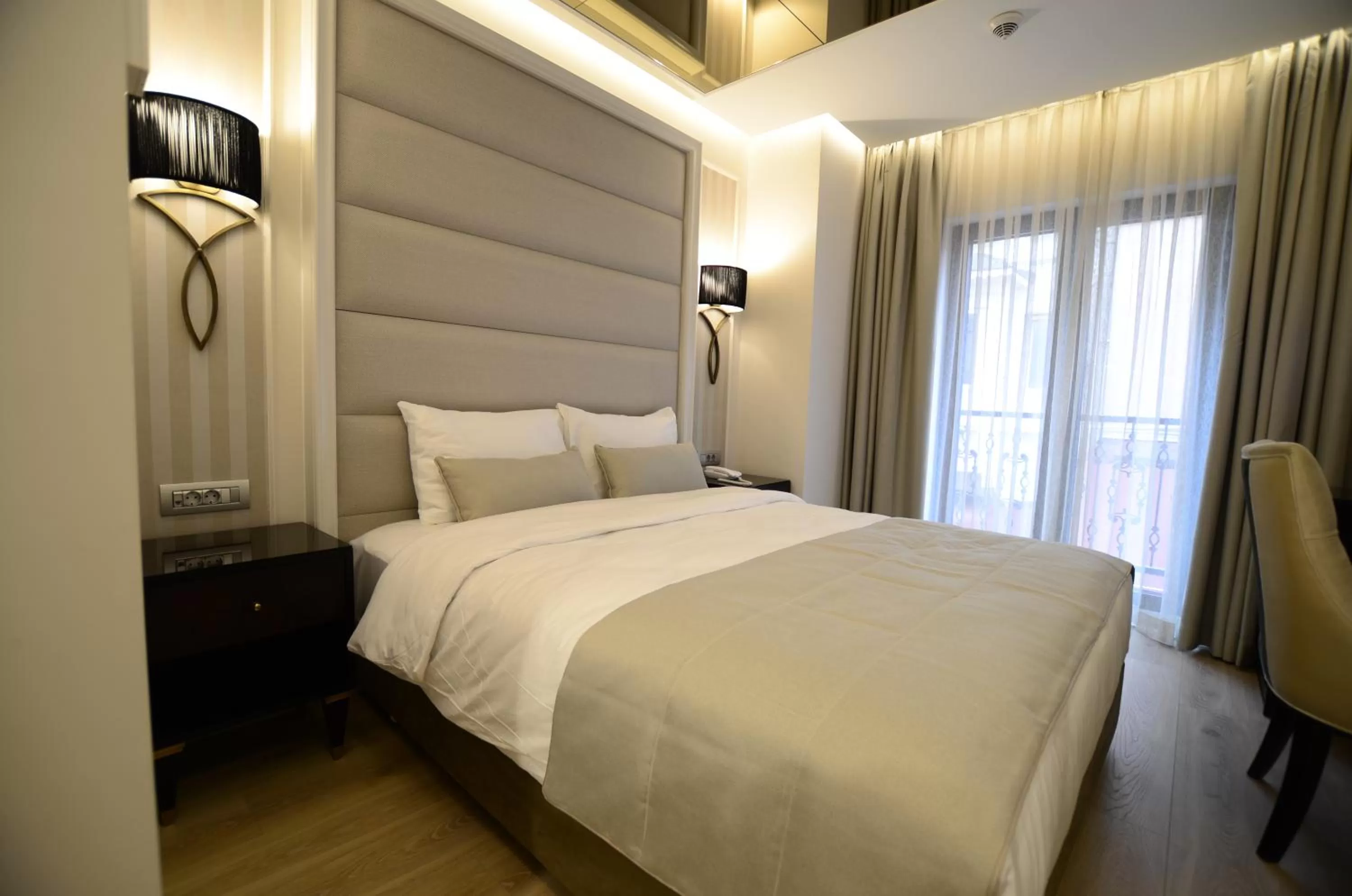 Photo of the whole room, Bed in Le Petit Palace Hotel - Special Category