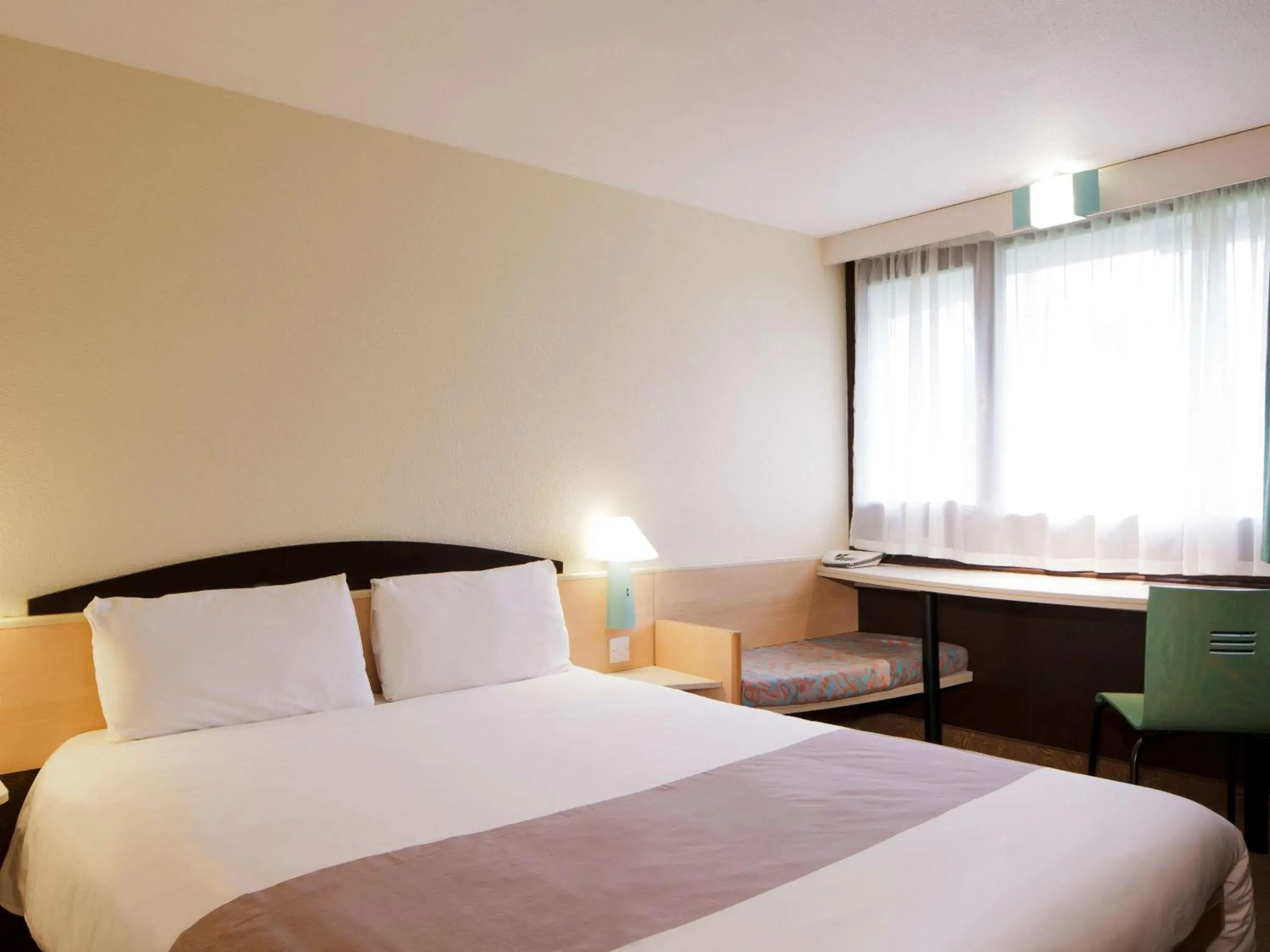 Photo of the whole room, Bed in Ibis Madrid Alcorcon Tresaguas