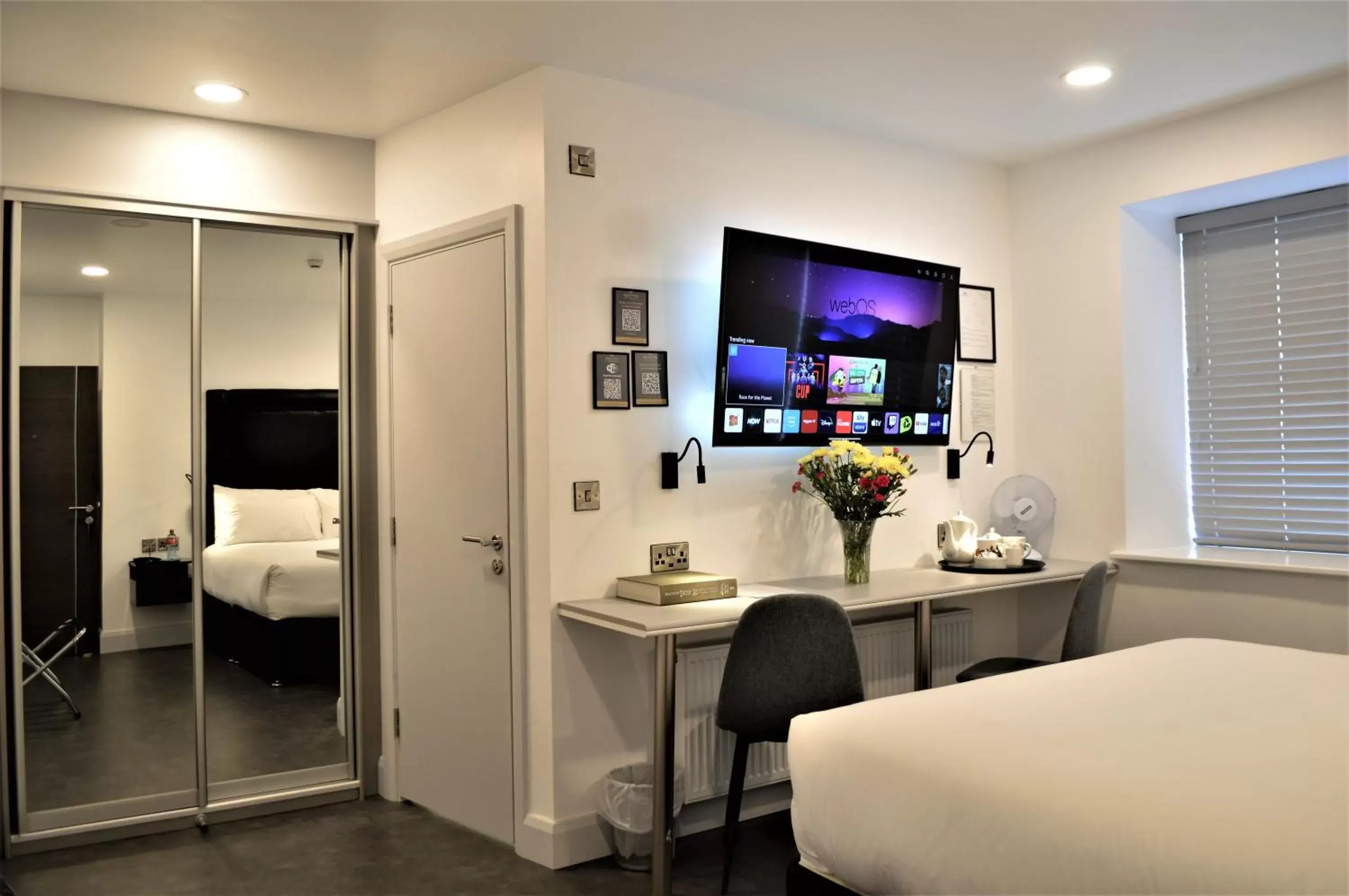 TV and multimedia, Bed in Bella Vista Hotel & Self Catering Suites