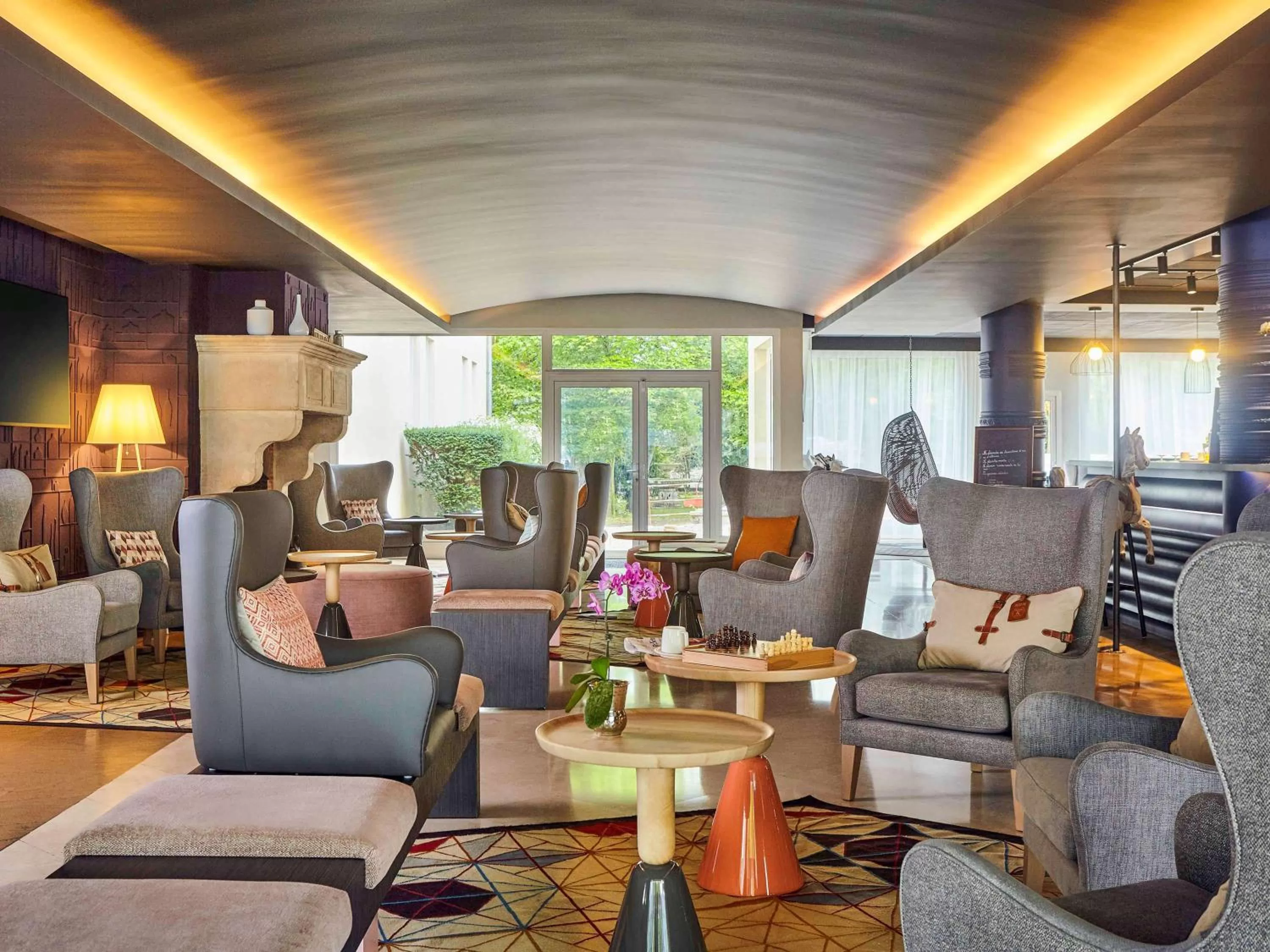 Lounge or bar in Mercure Château de Fontainebleau