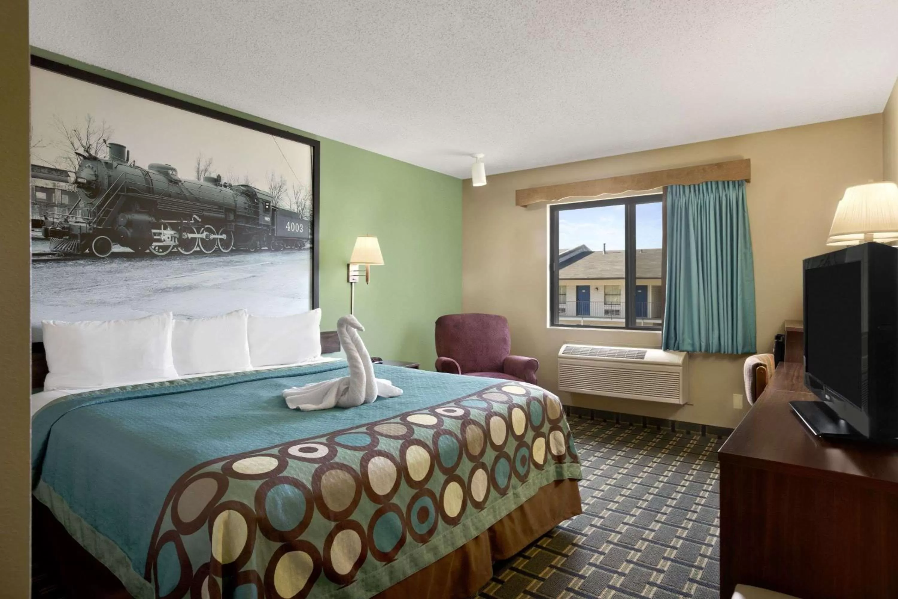 Photo of the whole room, Bed in Super 8 by Wyndham Russellville