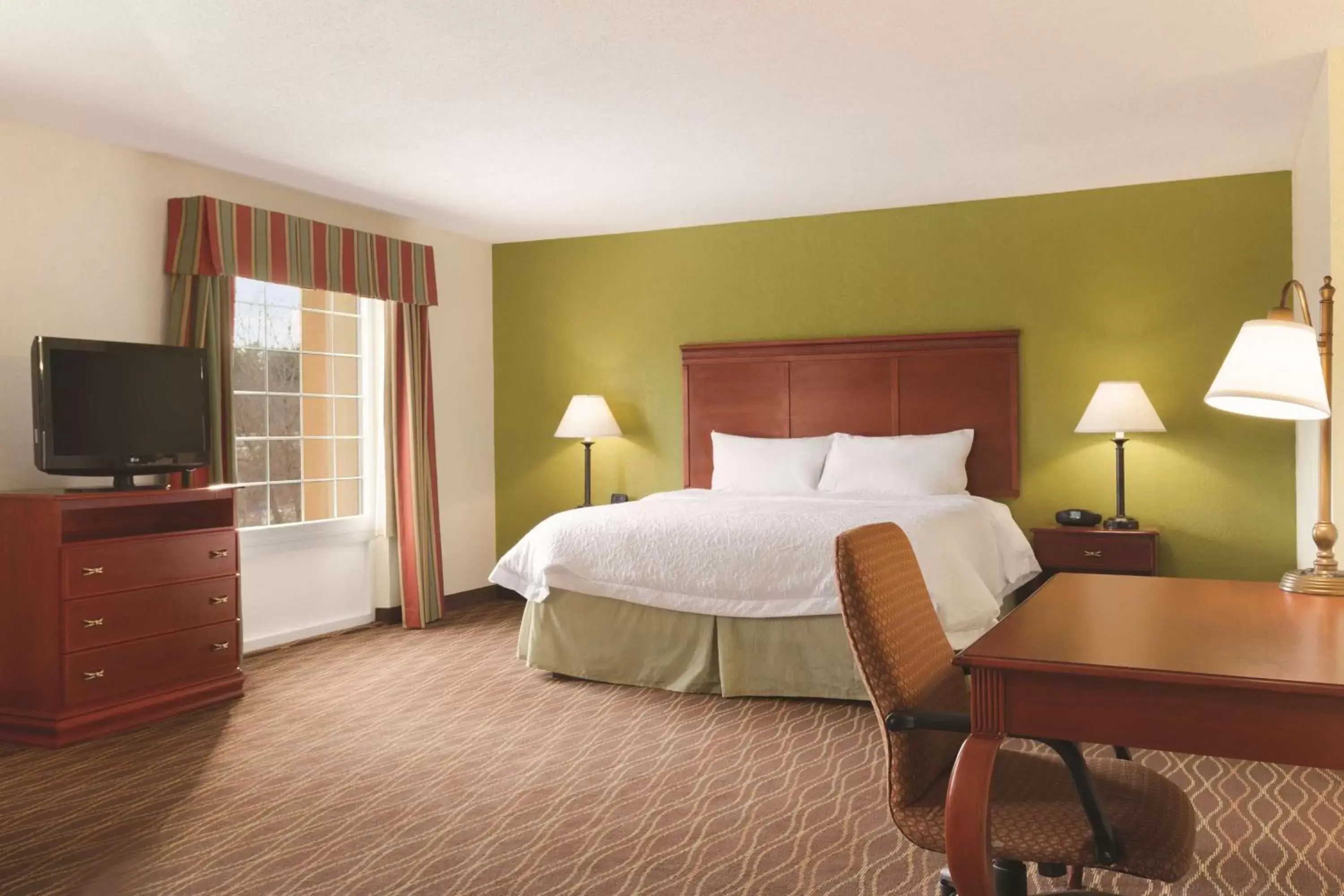 Bed in Hampton Inn & Suites Greenfield