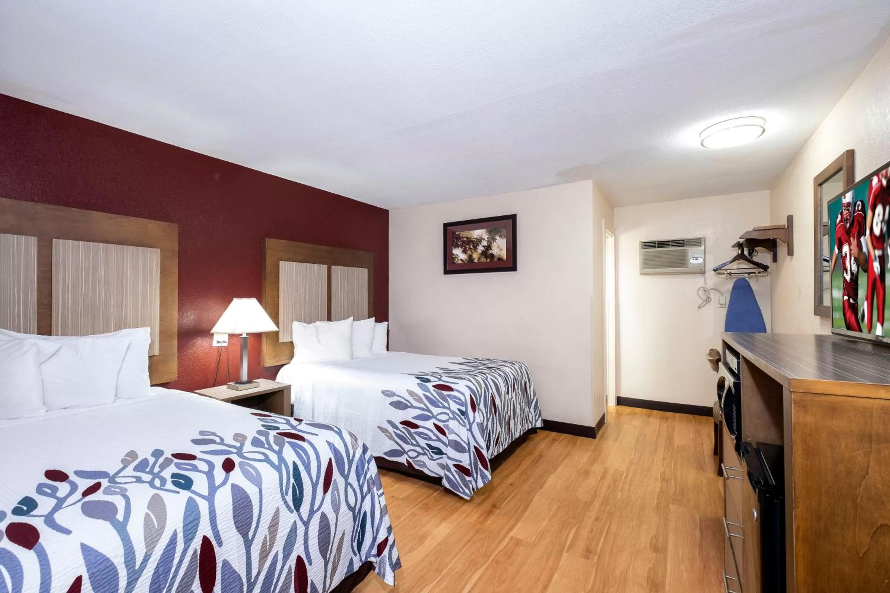Photo of the whole room, Bed in Red Roof Inn Neptune - Jersey Shore