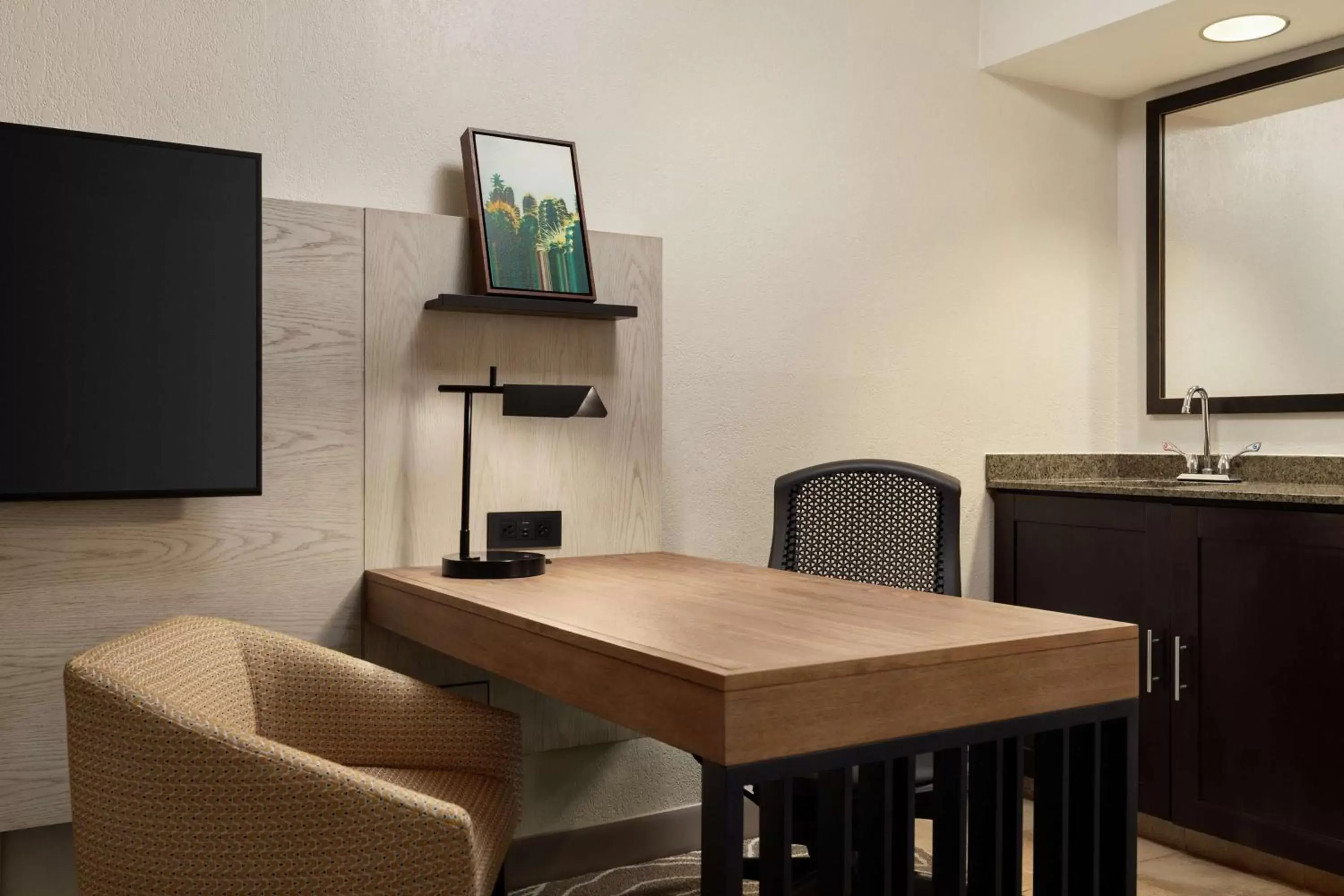 Bedroom, TV/Entertainment Center in Embassy Suites by Hilton Phoenix Tempe