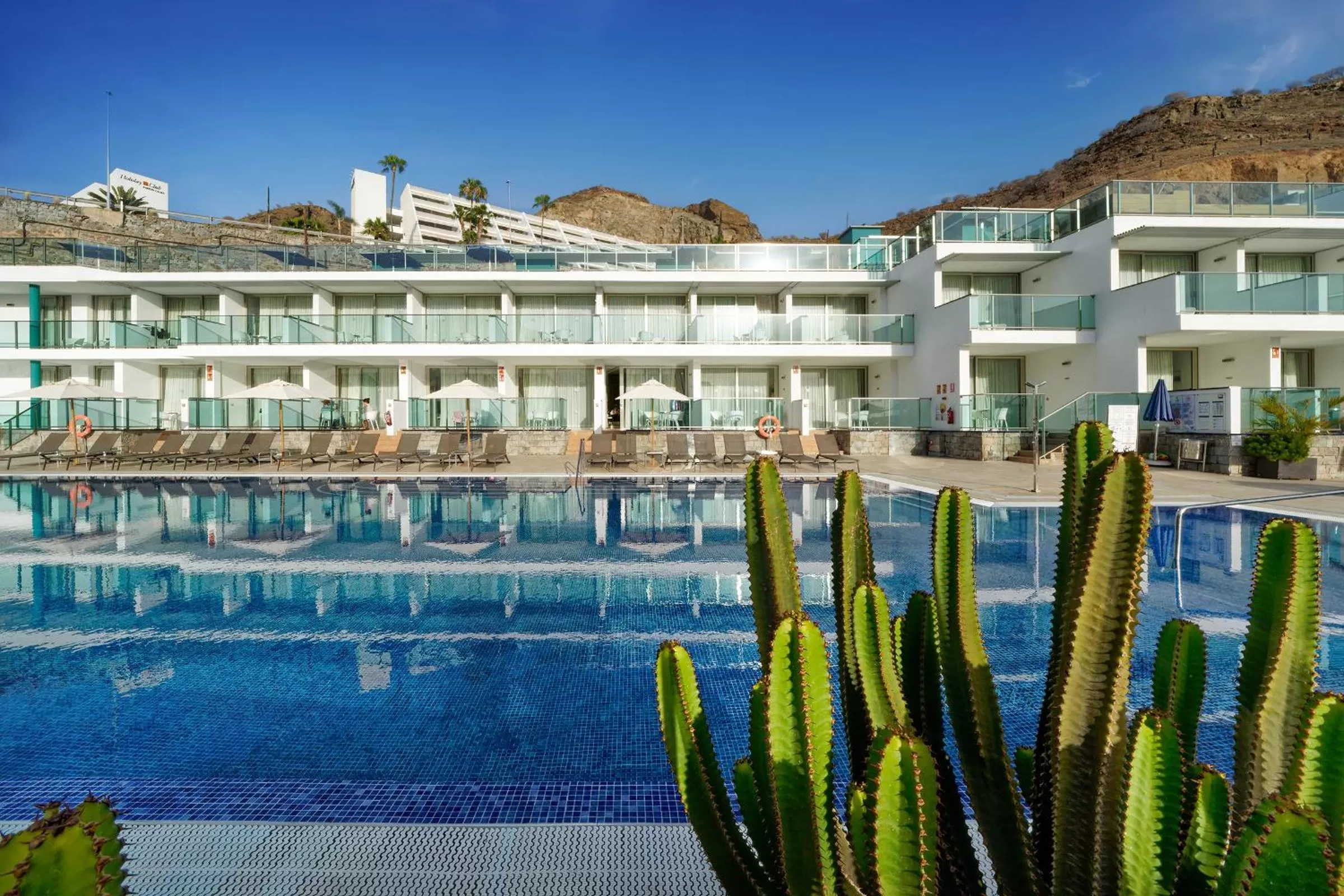 Swimming pool in Morasol Suites