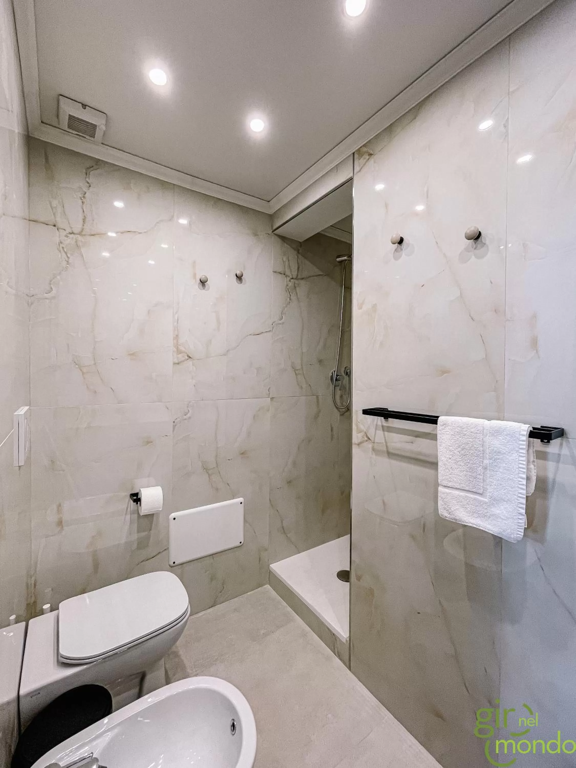 Shower in Giro nel mondo